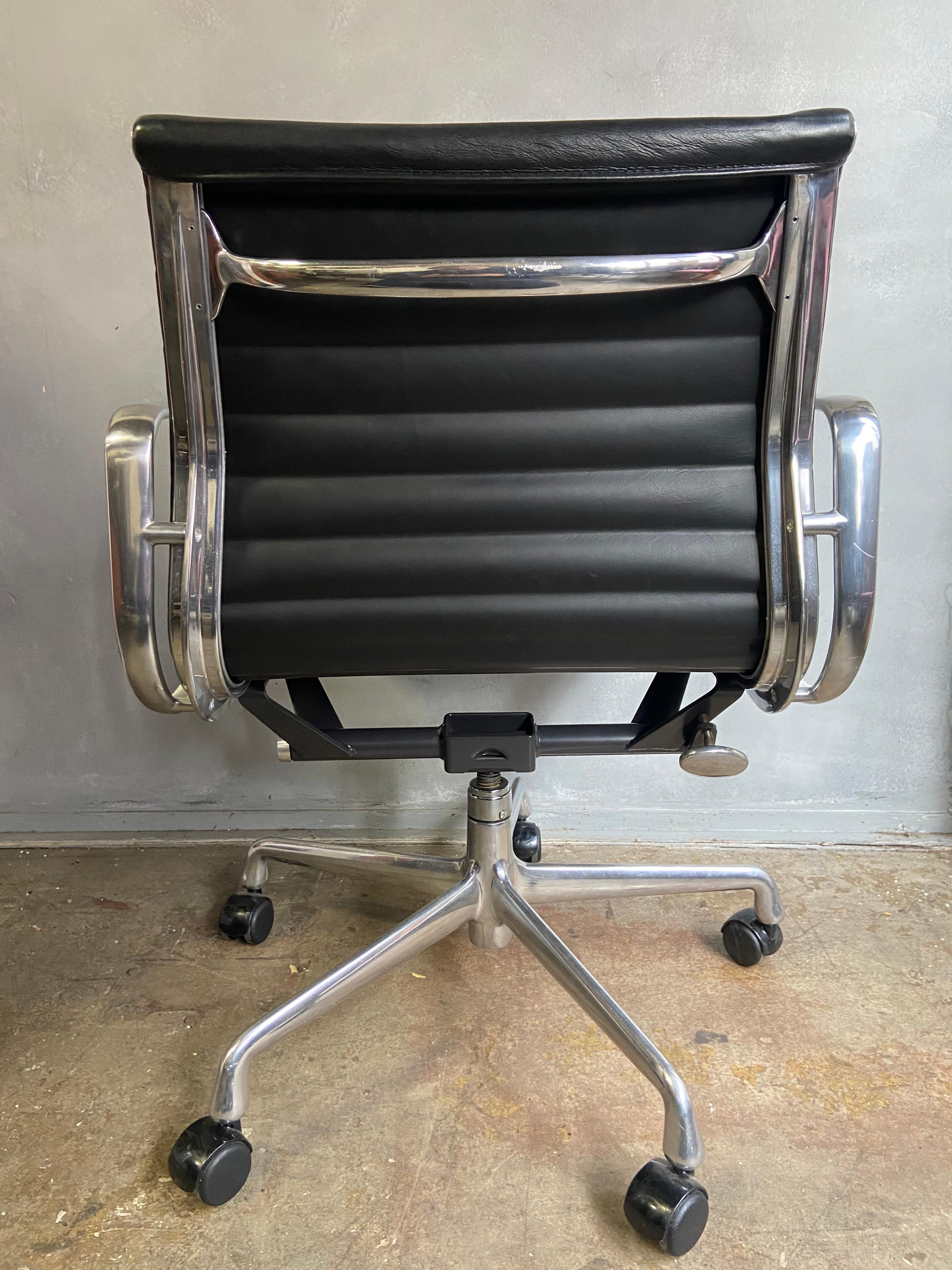 American Mid-Century Eames Aluminium Group Management Chairs for Herman Miller