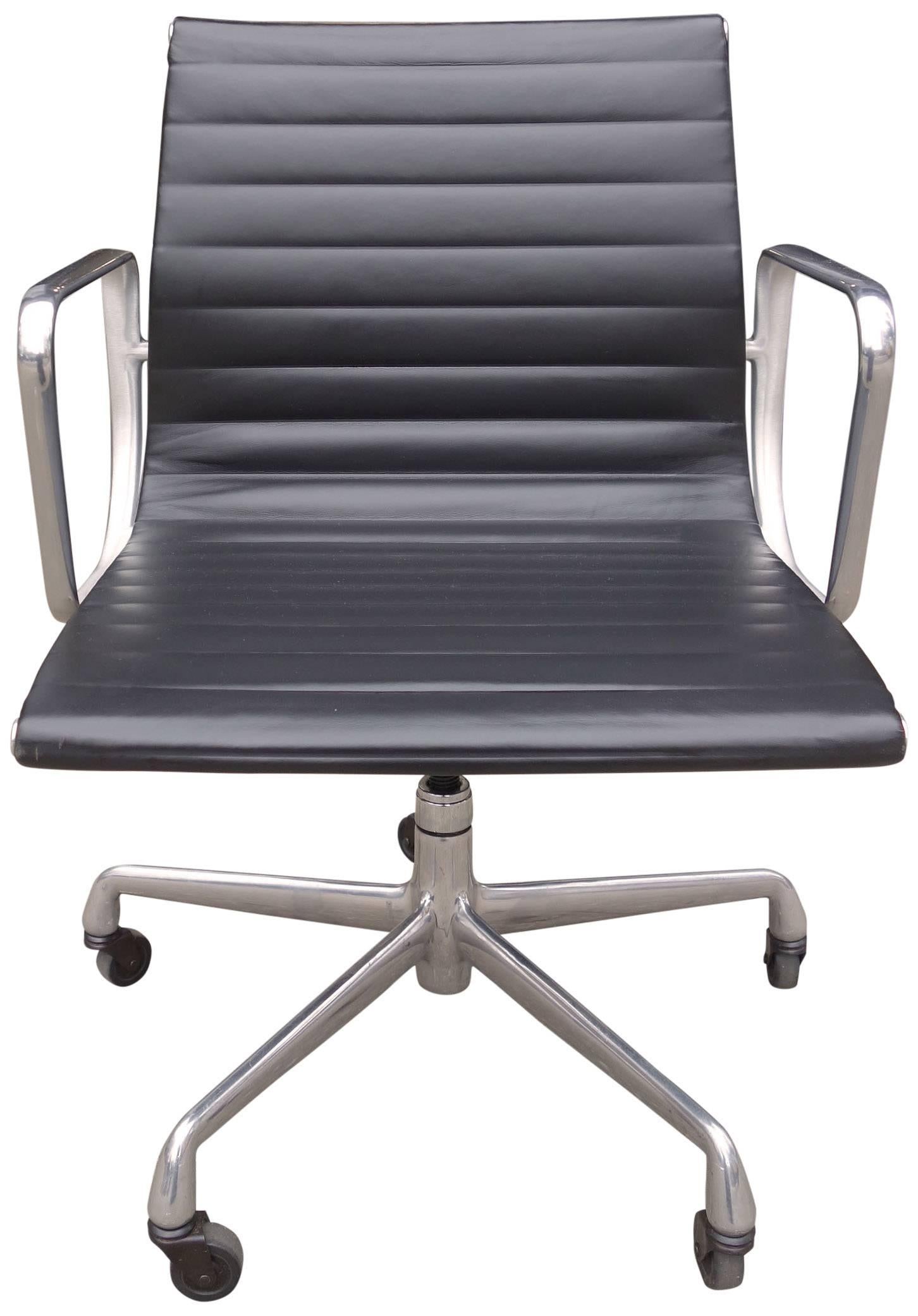 Midcentury Eames Aluminium Group Management Chairs for Herman Miller im Zustand „Gut“ in BROOKLYN, NY
