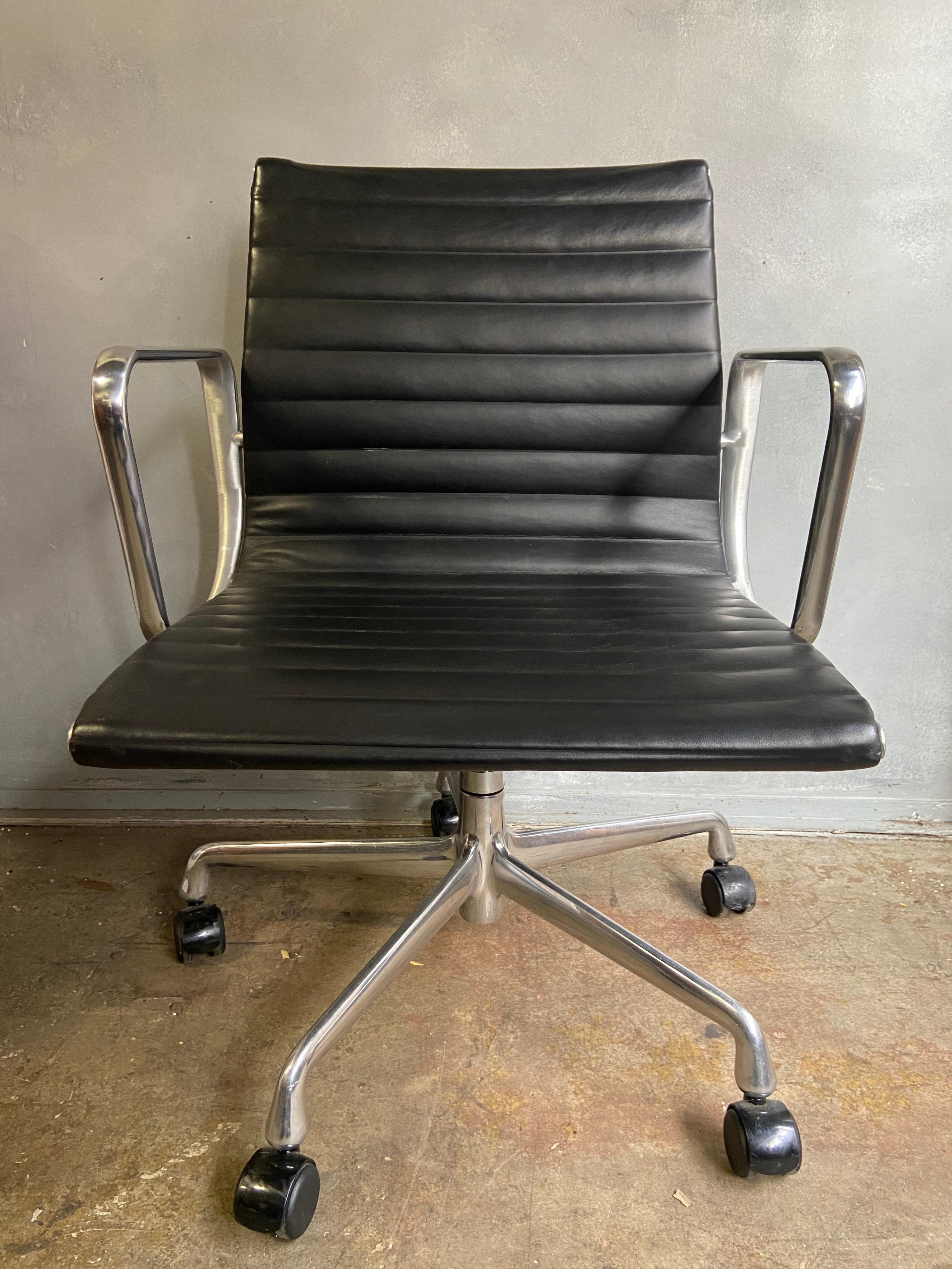 20th Century Mid-Century Eames Aluminium Group Management Chairs for Herman Miller