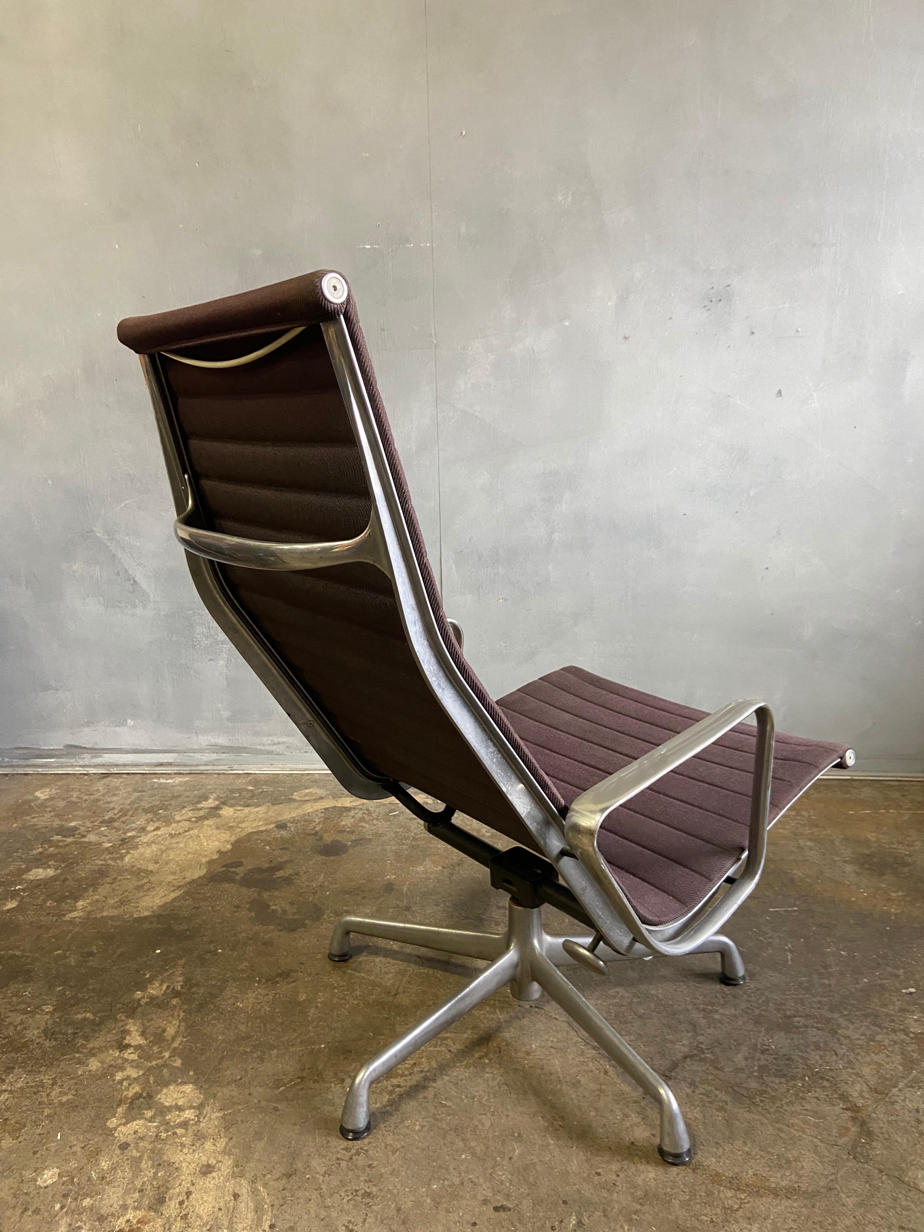 Midcentury Eames Aluminum Group Lounge Chair In Good Condition In BROOKLYN, NY