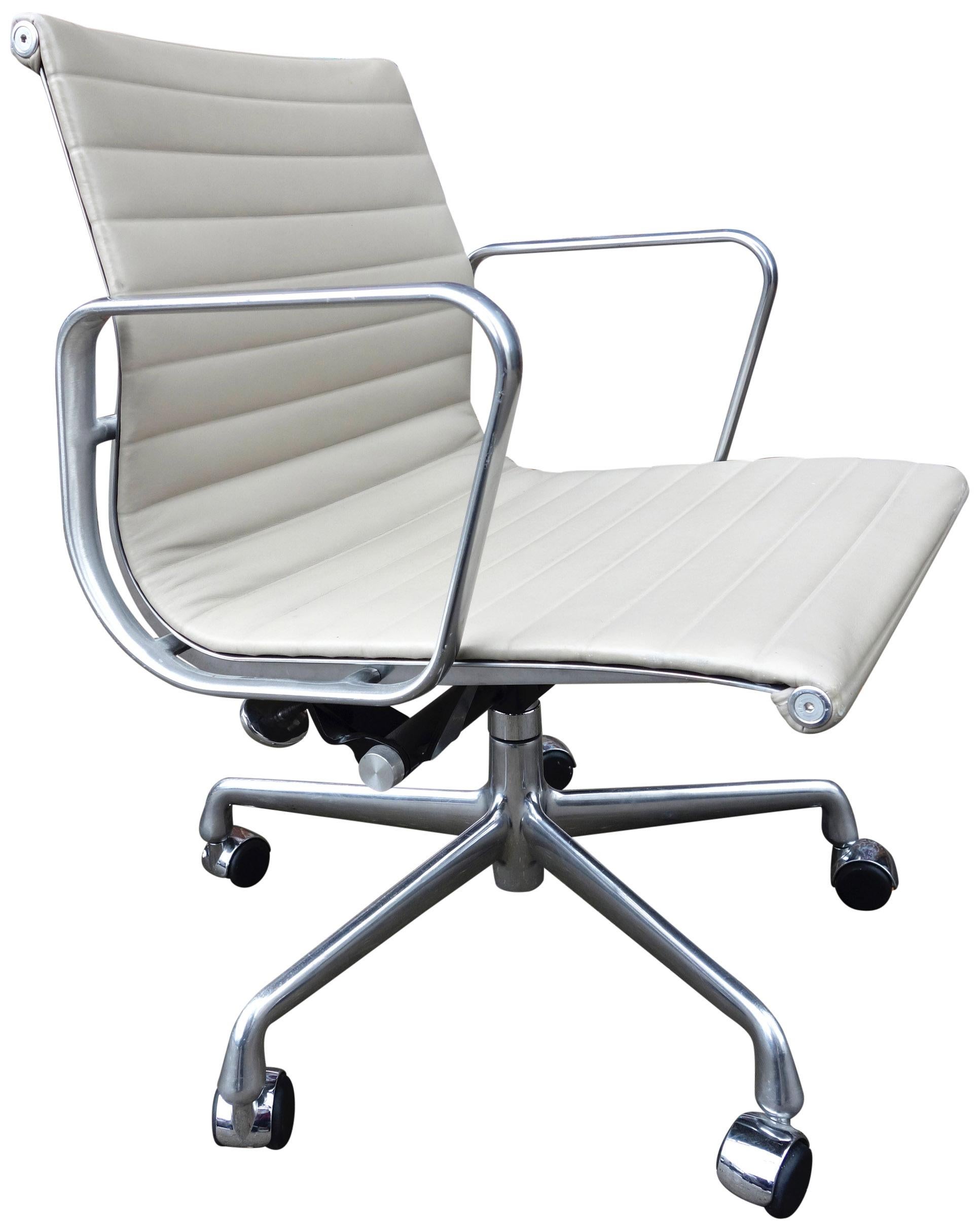 Midcentury Eames Aluminum Group Management Chairs for Herman Miller 3