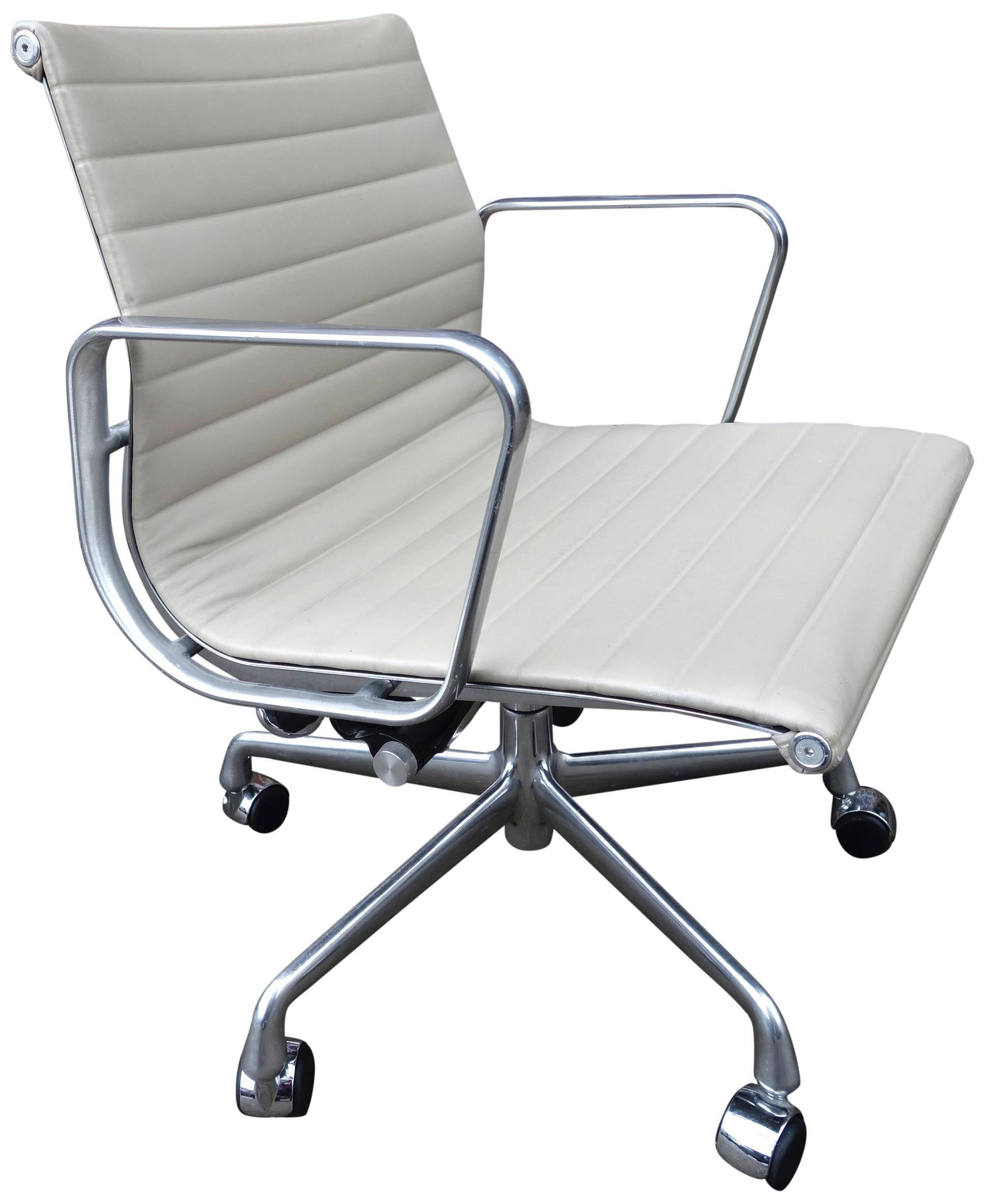 Midcentury Eames Aluminum Group Management Chairs for Herman Miller 4