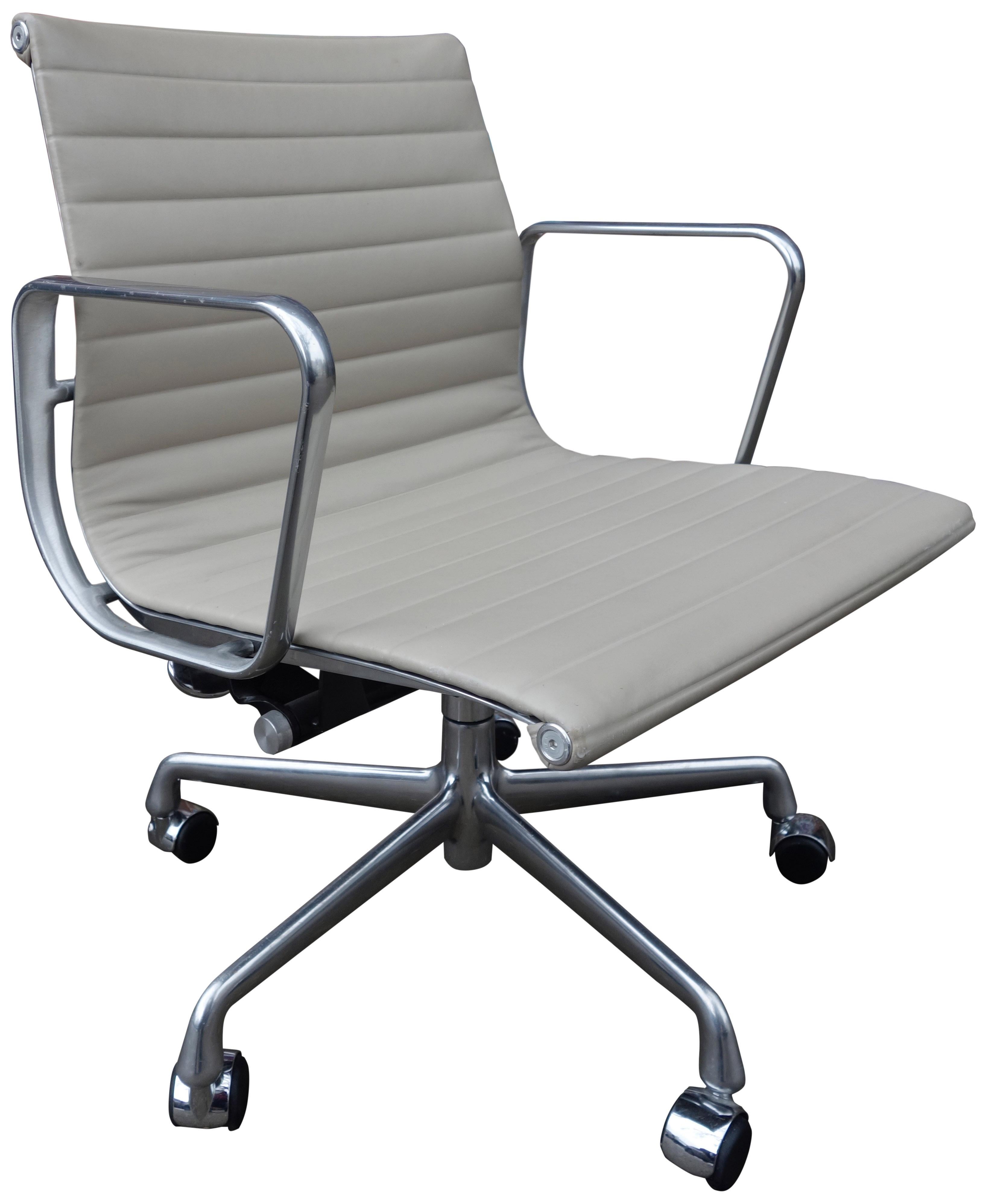 Midcentury Eames Aluminum Group Management Chairs for Herman Miller In Good Condition In BROOKLYN, NY