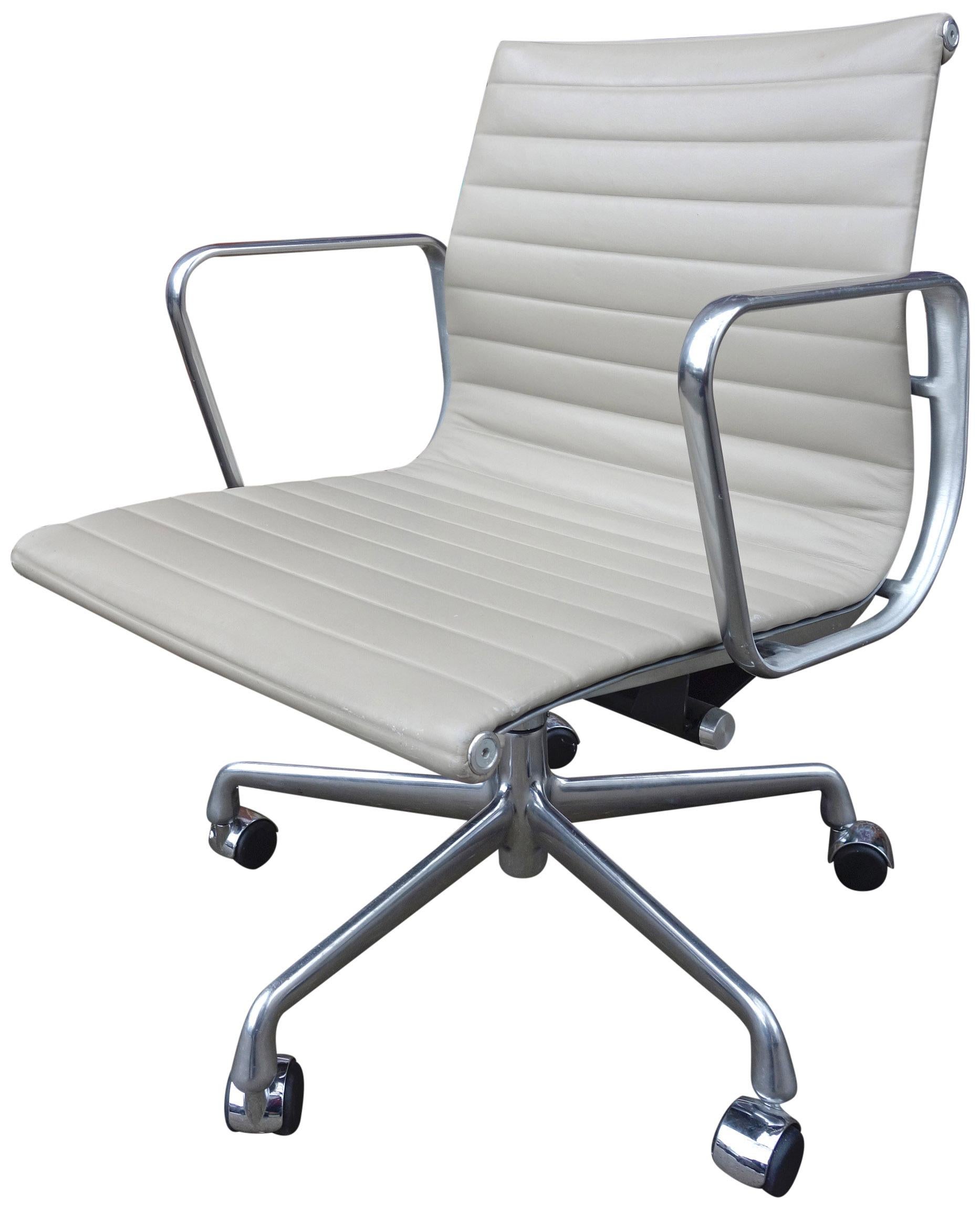 Metal Midcentury Eames Aluminum Group Management Chairs for Herman Miller