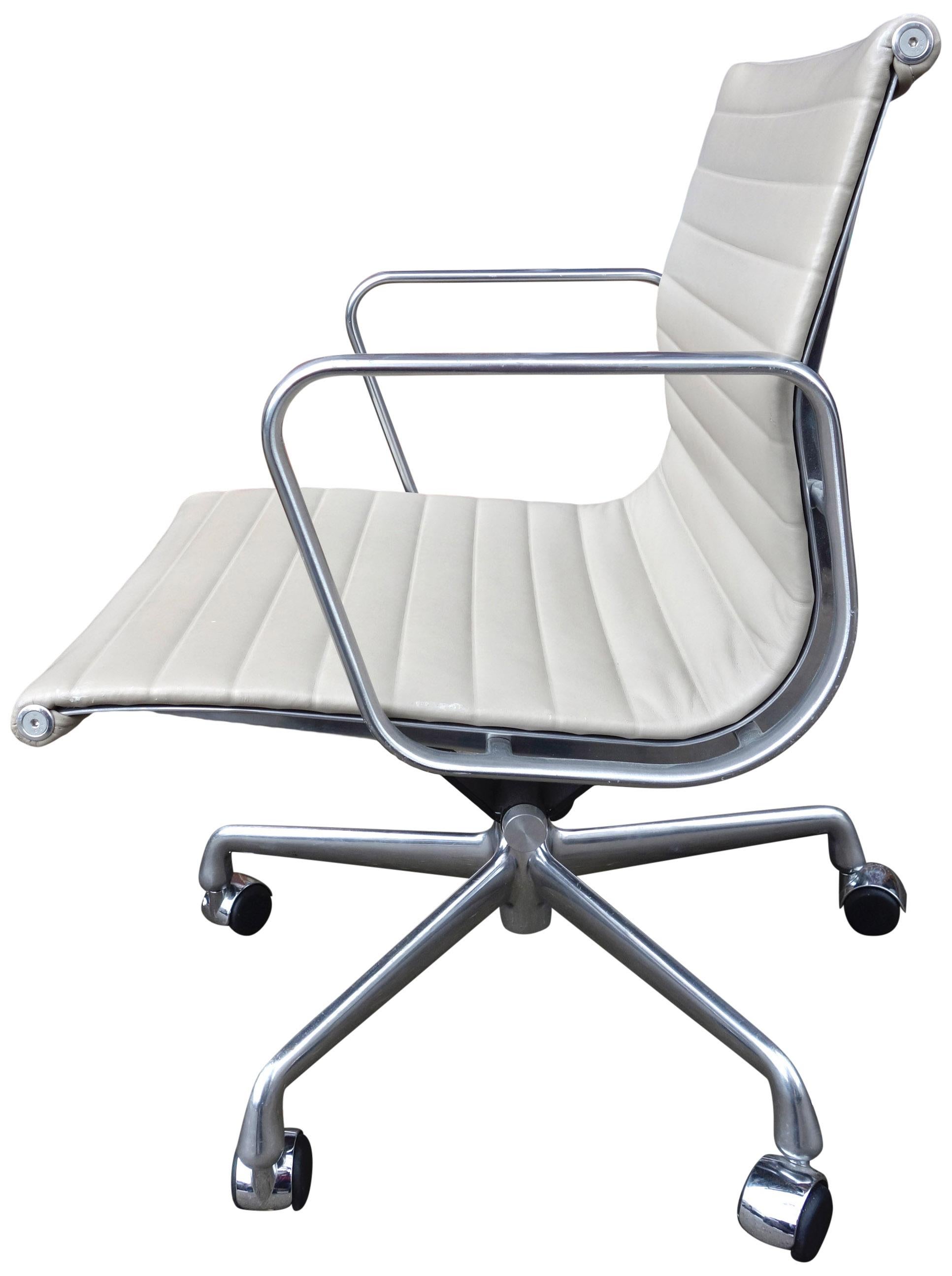 Midcentury Eames Aluminum Group Management Chairs for Herman Miller 1