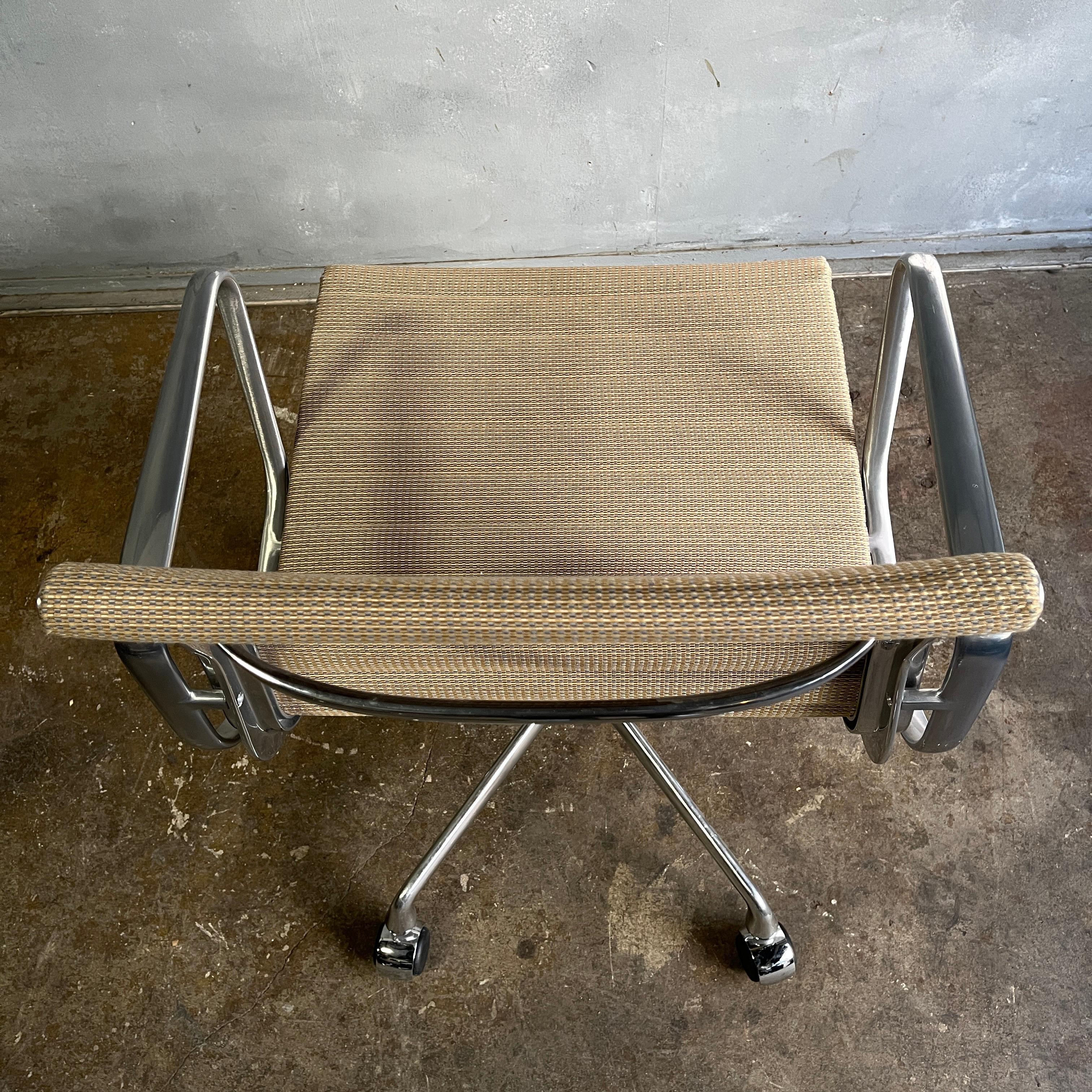 Midcentury Eames Aluminum Group Managment Chairs for Herman Miller For Sale 4