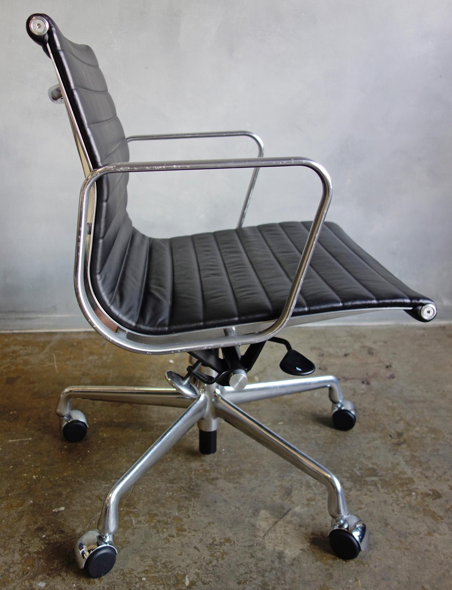 Midcentury Eames Aluminum Group Managment Chairs for Herman Miller 5