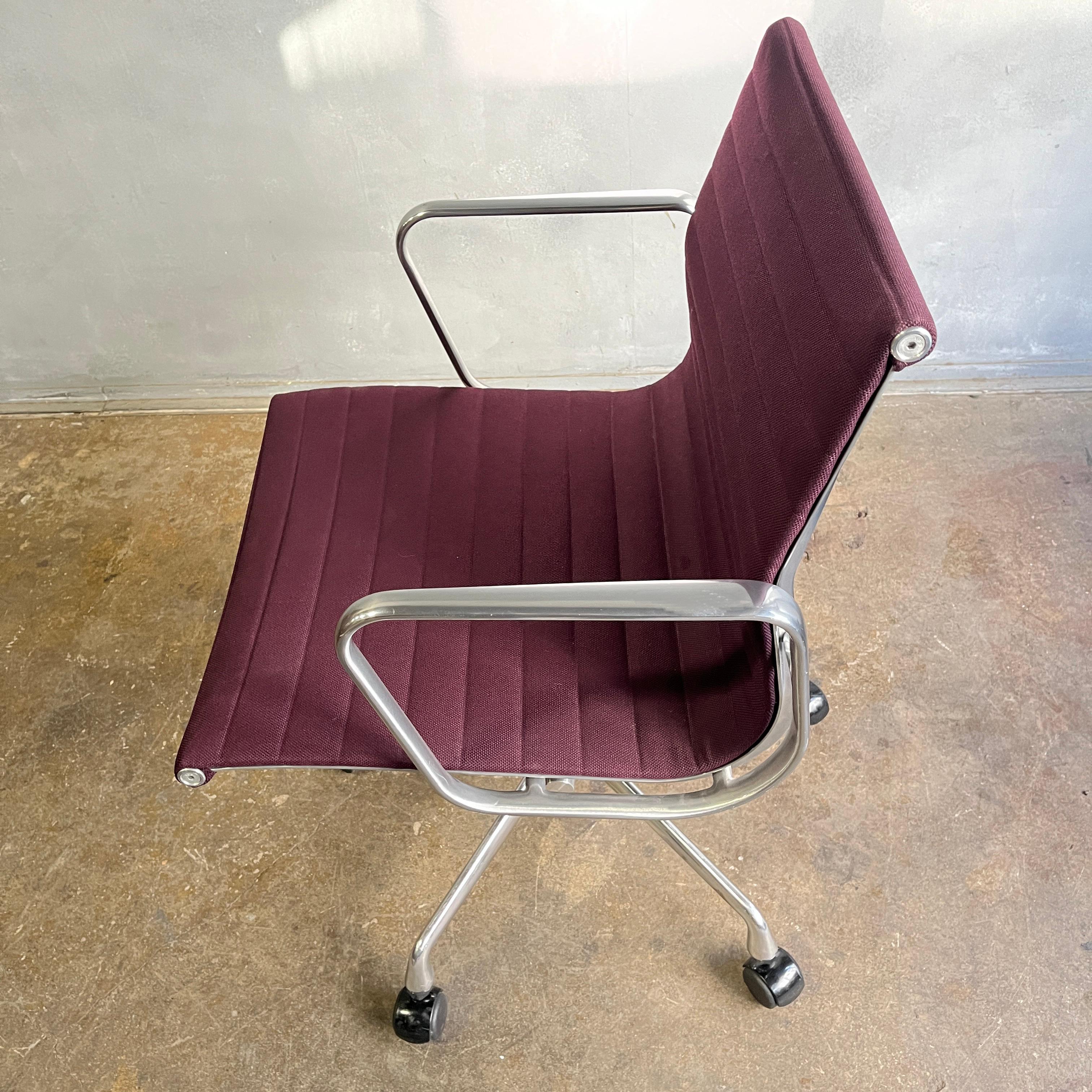Midcentury Eames Aluminum Group Managment Chairs for Herman Miller (four) For Sale 4