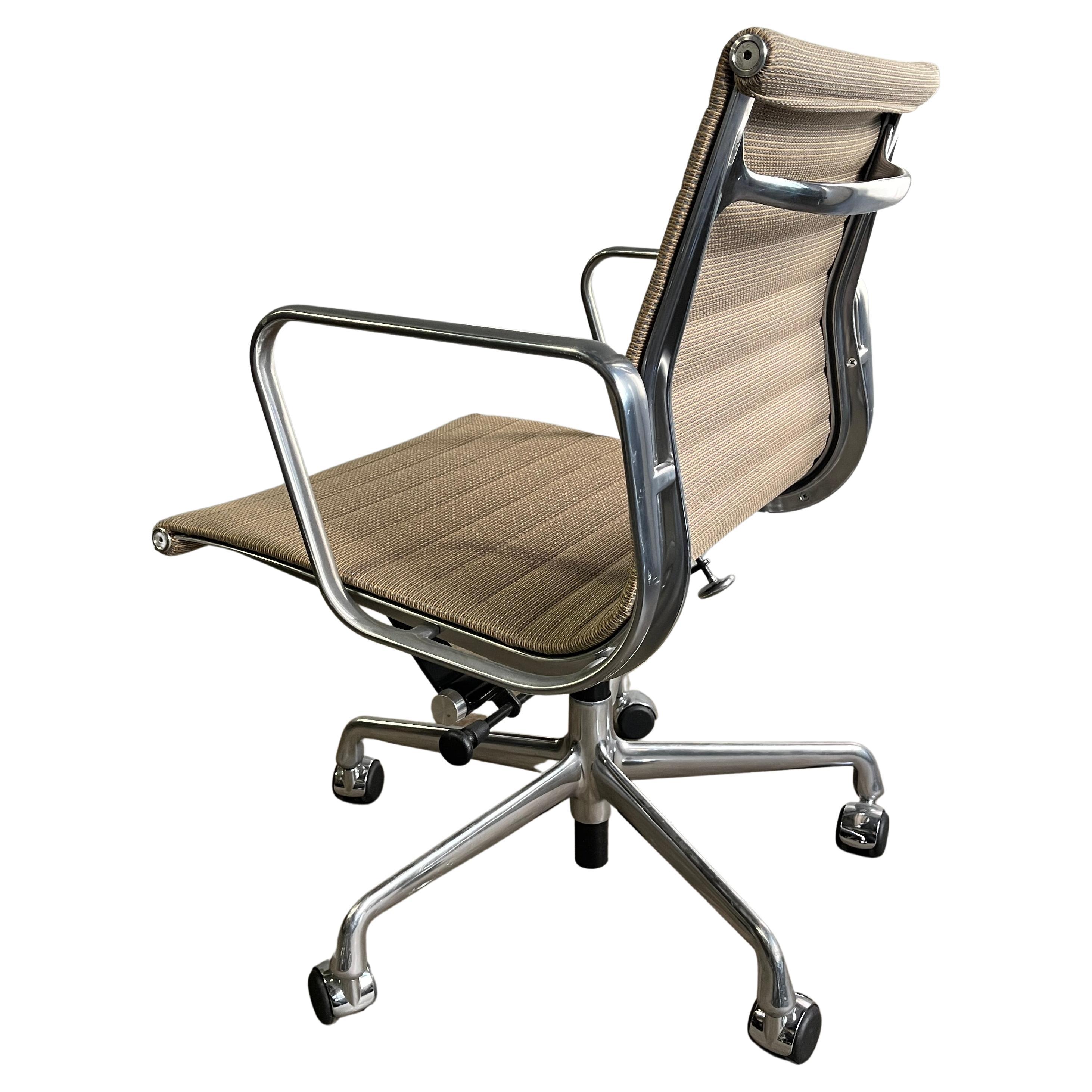 Chaises de gestion de groupe en aluminium Eames du milieu du siècle dernier pour Herman Miller en vente 5