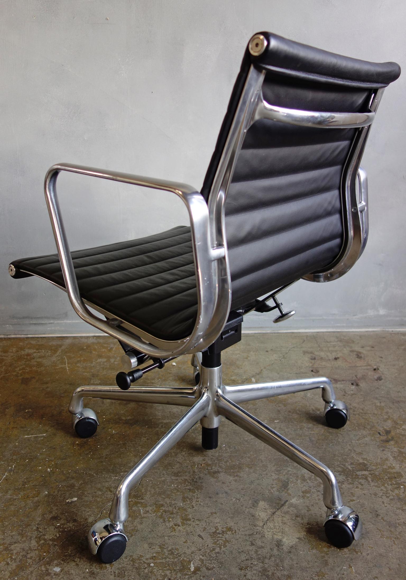 Mid-Century Modern Midcentury Eames Aluminum Group Managment Chairs for Herman Miller