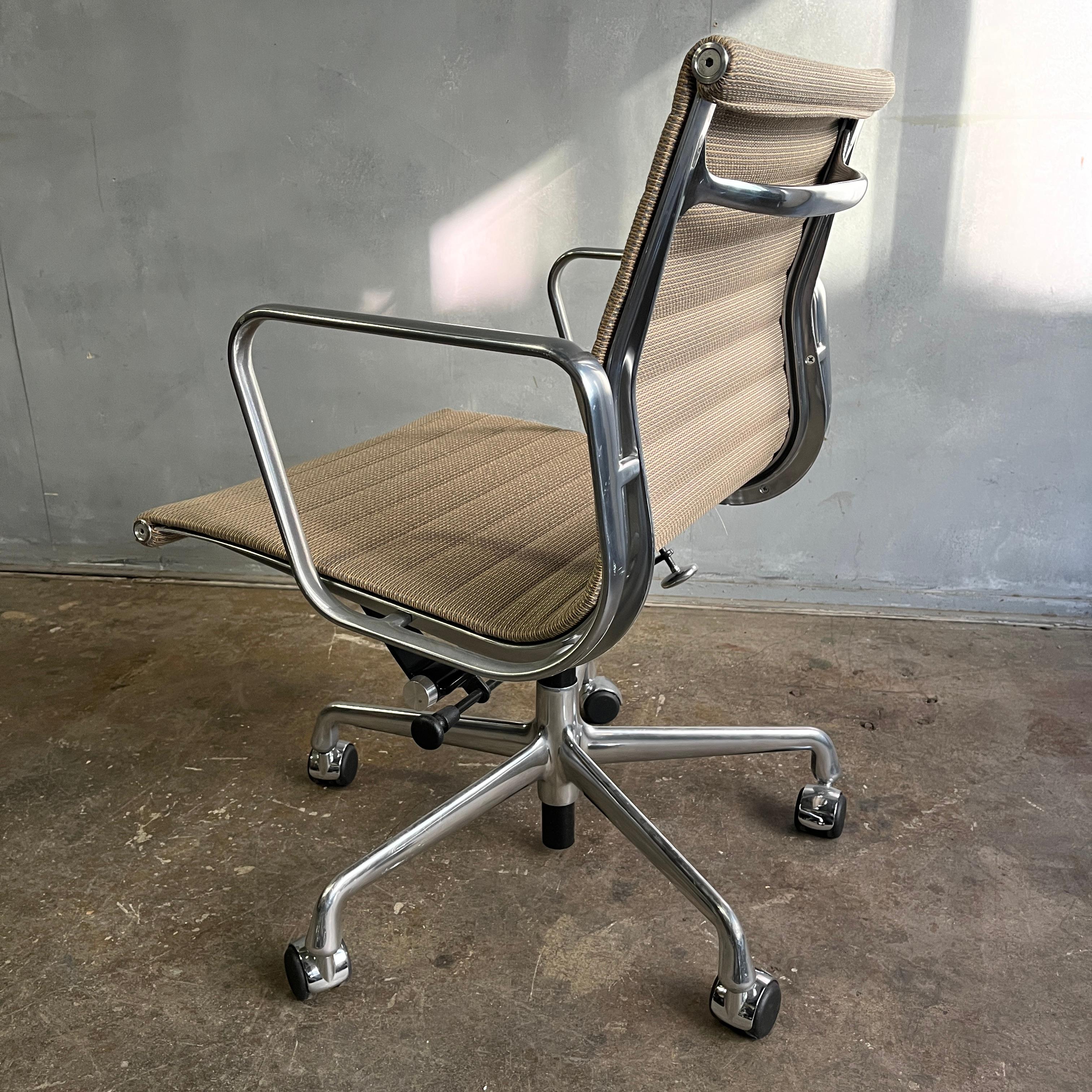 Mid-Century Modern Midcentury Eames Aluminum Group Managment Chairs for Herman Miller For Sale