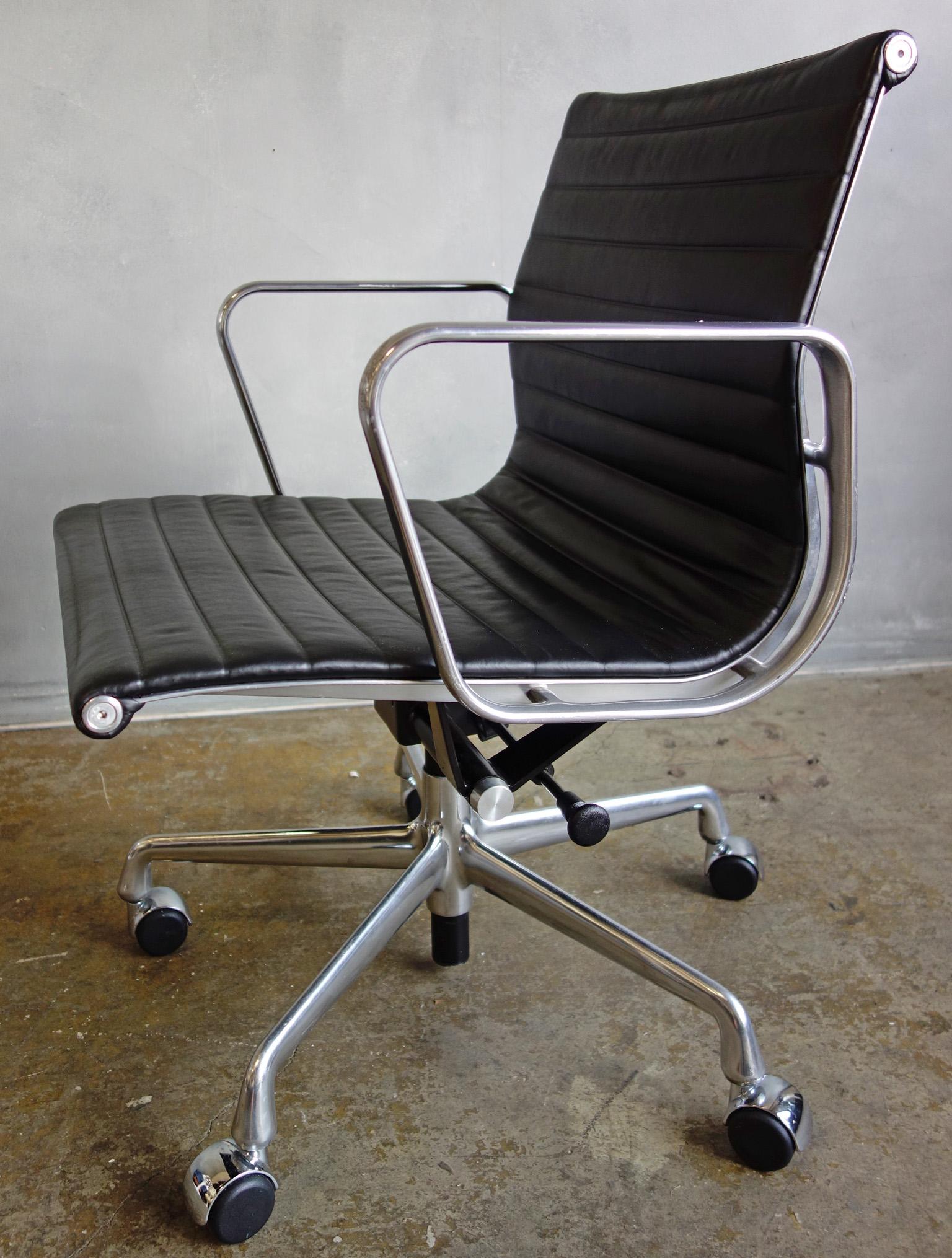 American Midcentury Eames Aluminum Group Managment Chairs for Herman Miller