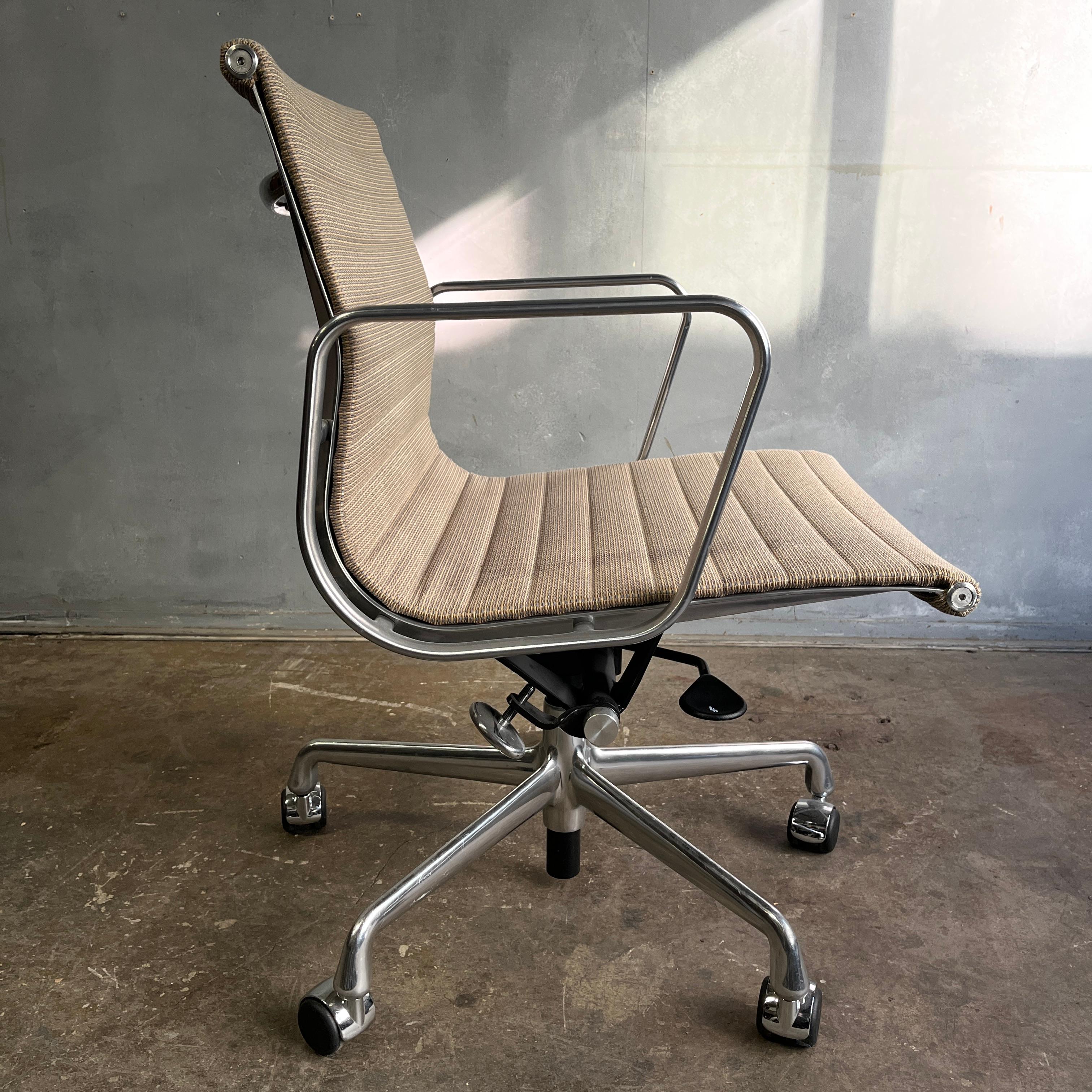 American Midcentury Eames Aluminum Group Managment Chairs for Herman Miller For Sale