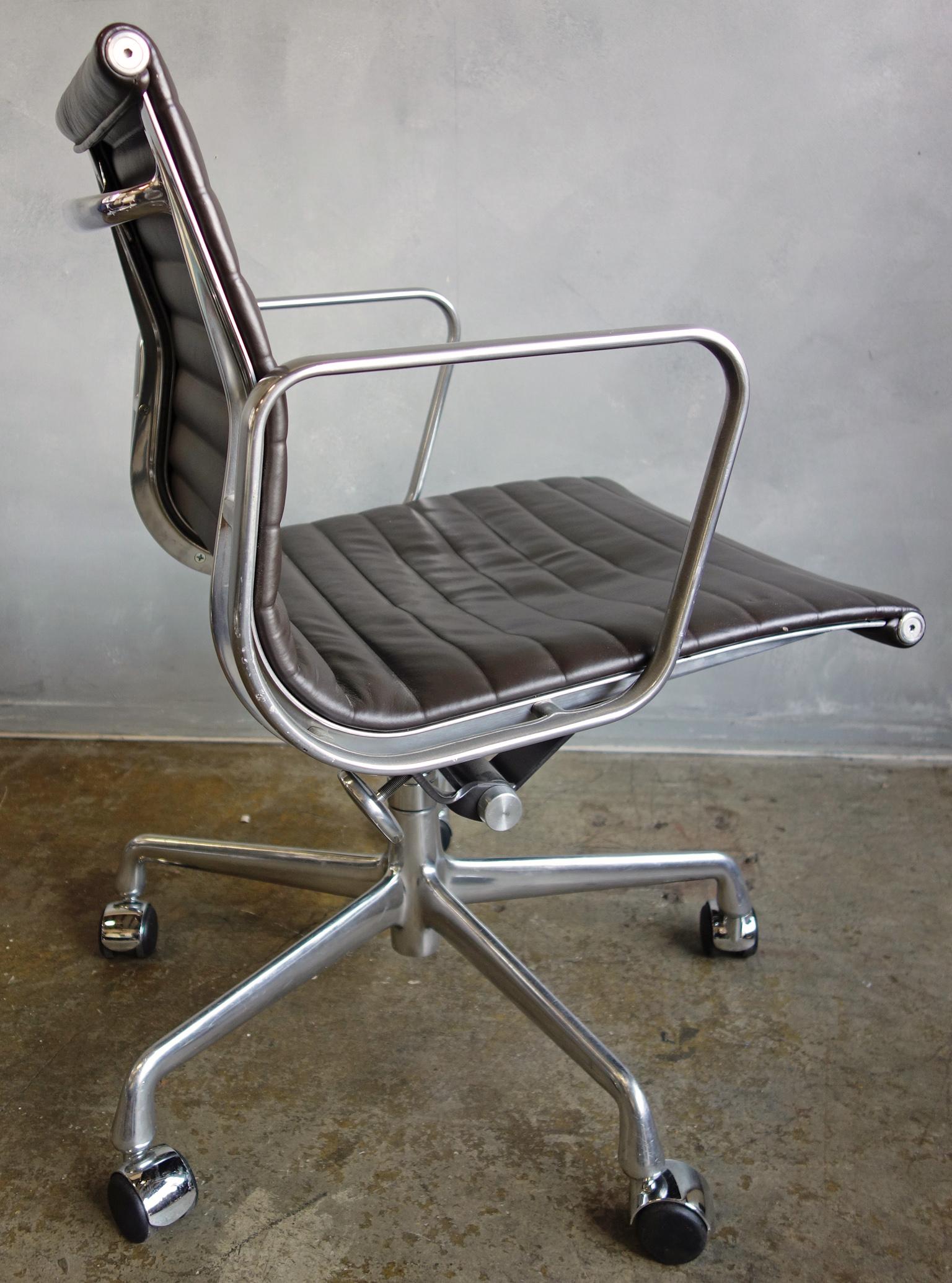 eames aluminum group chair vintage