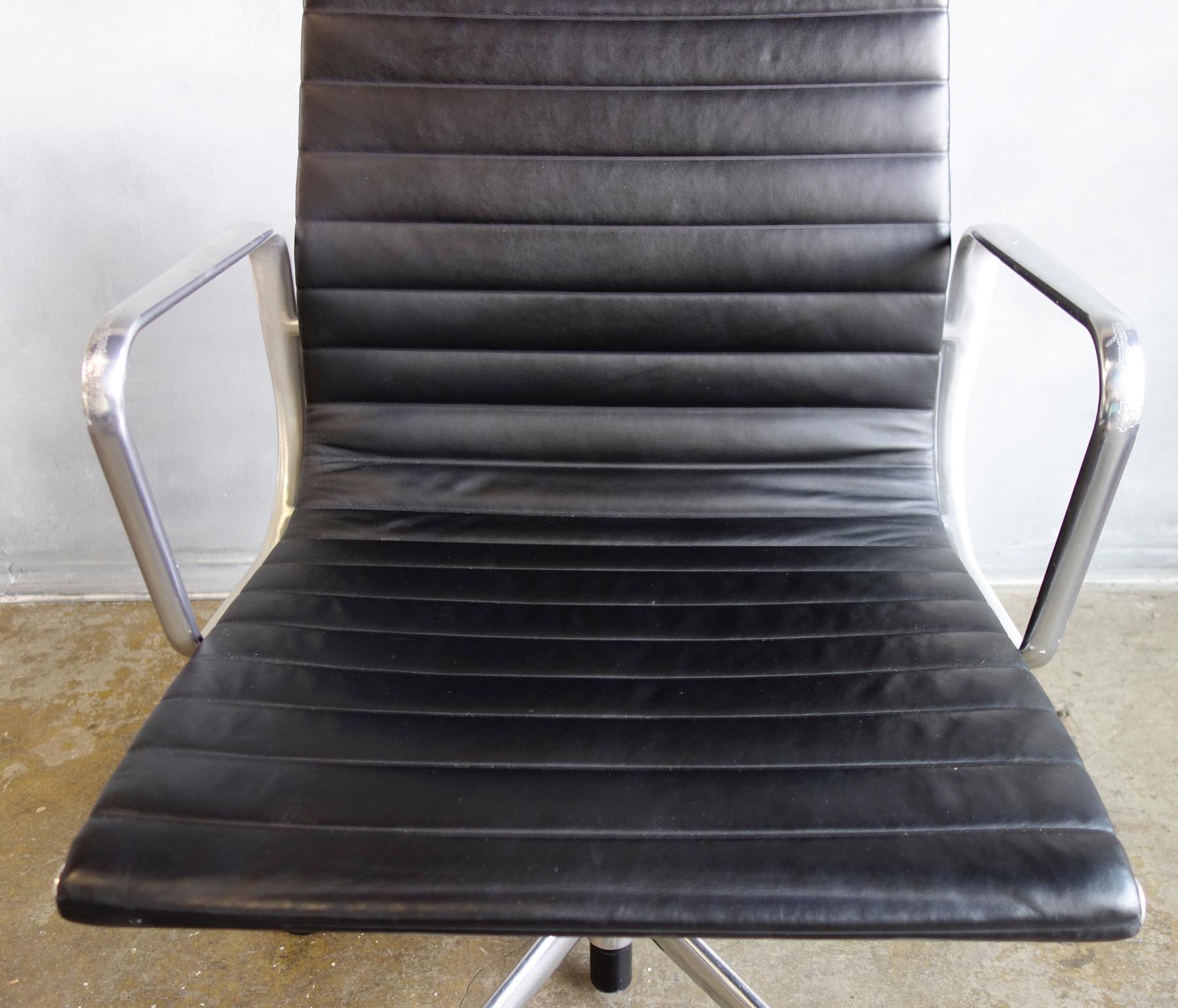 Midcentury Eames Aluminum Group Managment Chairs for Herman Miller In Good Condition In BROOKLYN, NY
