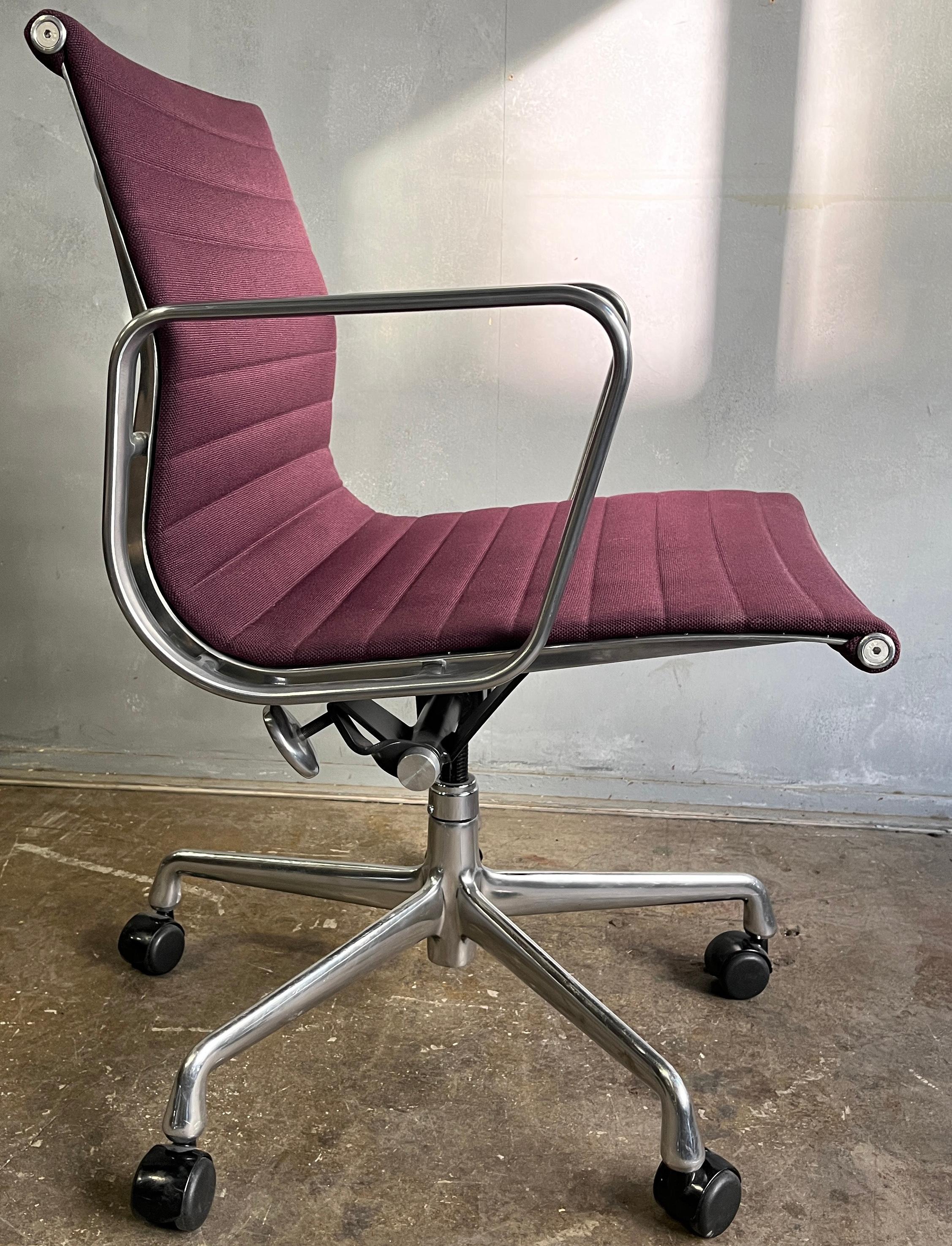 Midcentury Eames Aluminum Group Managment Chairs for Herman Miller (four) In Good Condition For Sale In BROOKLYN, NY
