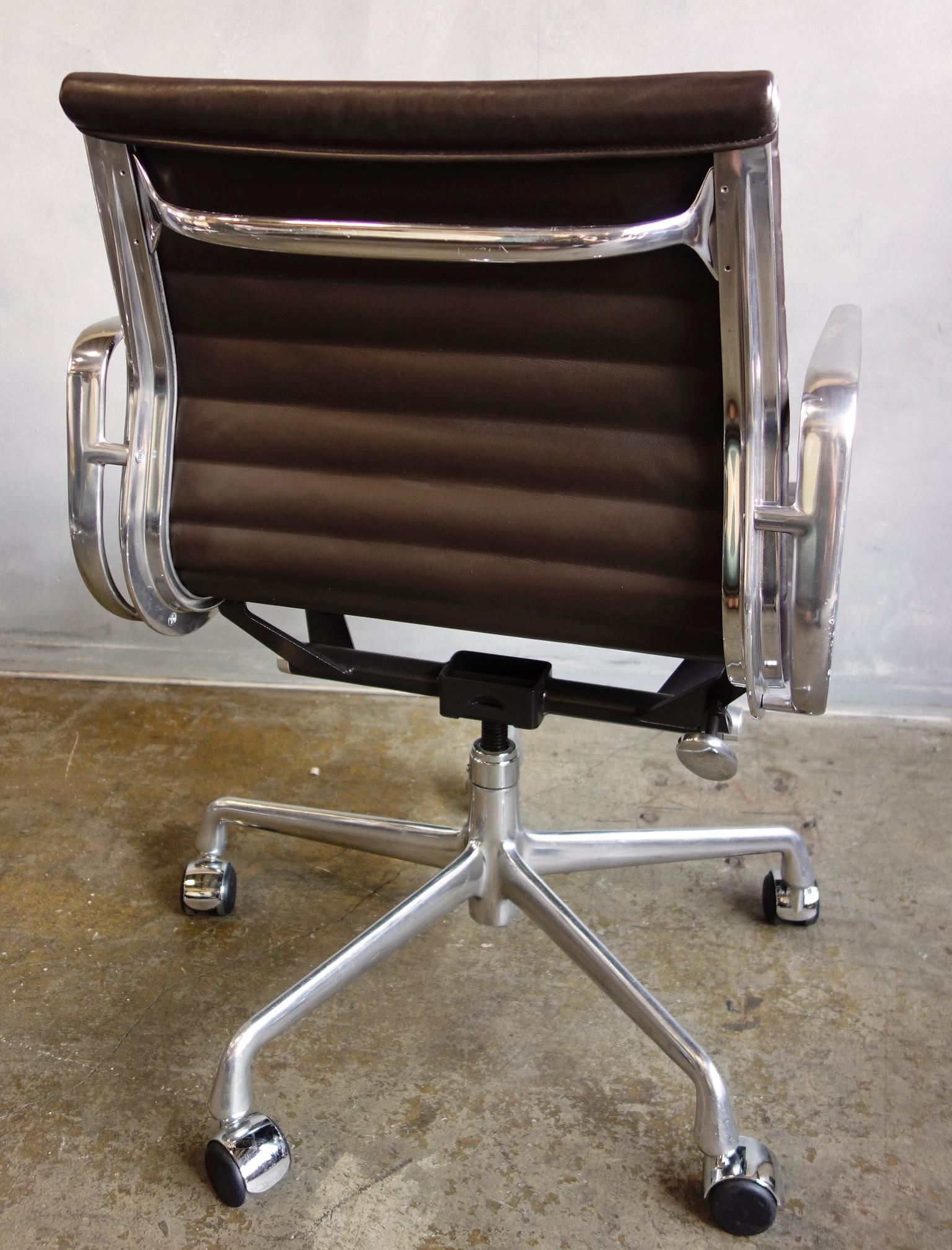 Mid-Century Modern Midcentury Eames Aluminum Group Management Chairs for Herman Miller