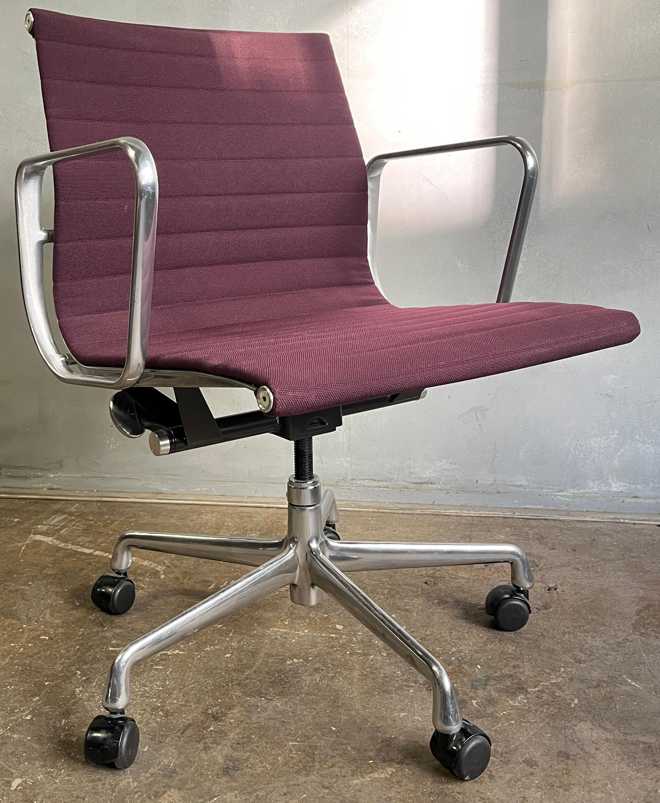 20th Century Midcentury Eames Aluminum Group Managment Chairs for Herman Miller (four) For Sale