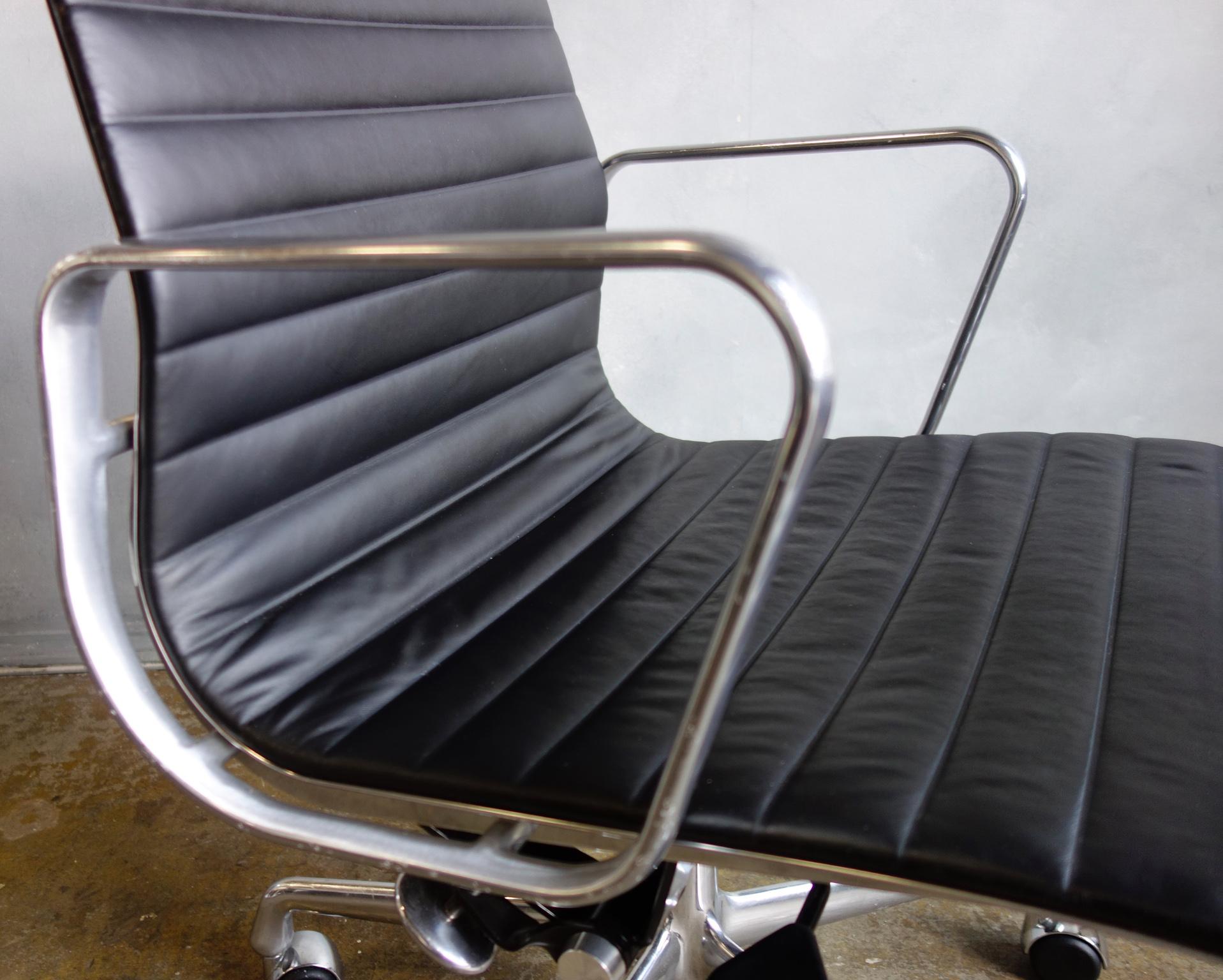 Midcentury Eames Aluminum Group Managment Chairs for Herman Miller 1