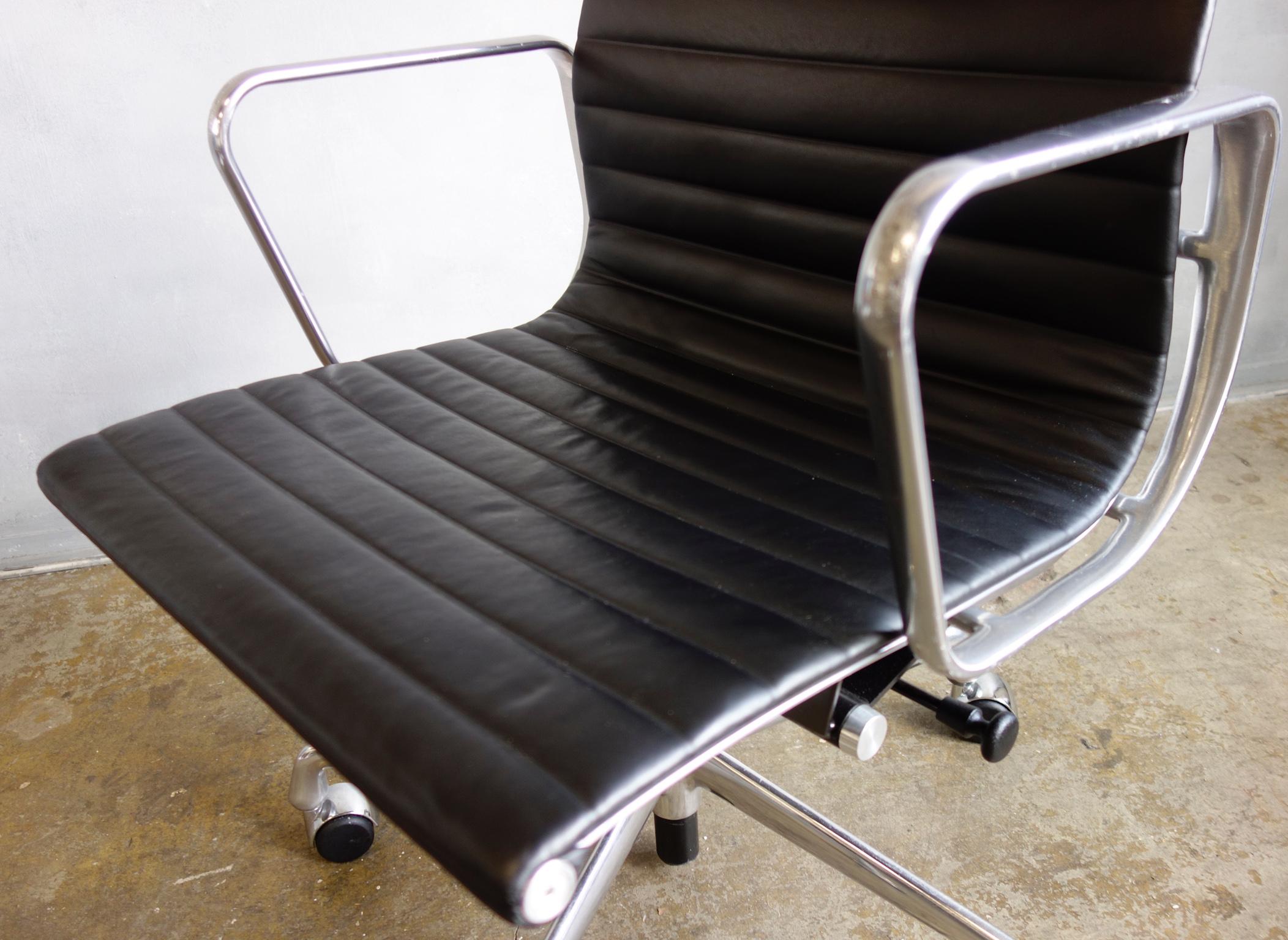 Midcentury Eames Aluminum Group Managment Chairs for Herman Miller 2