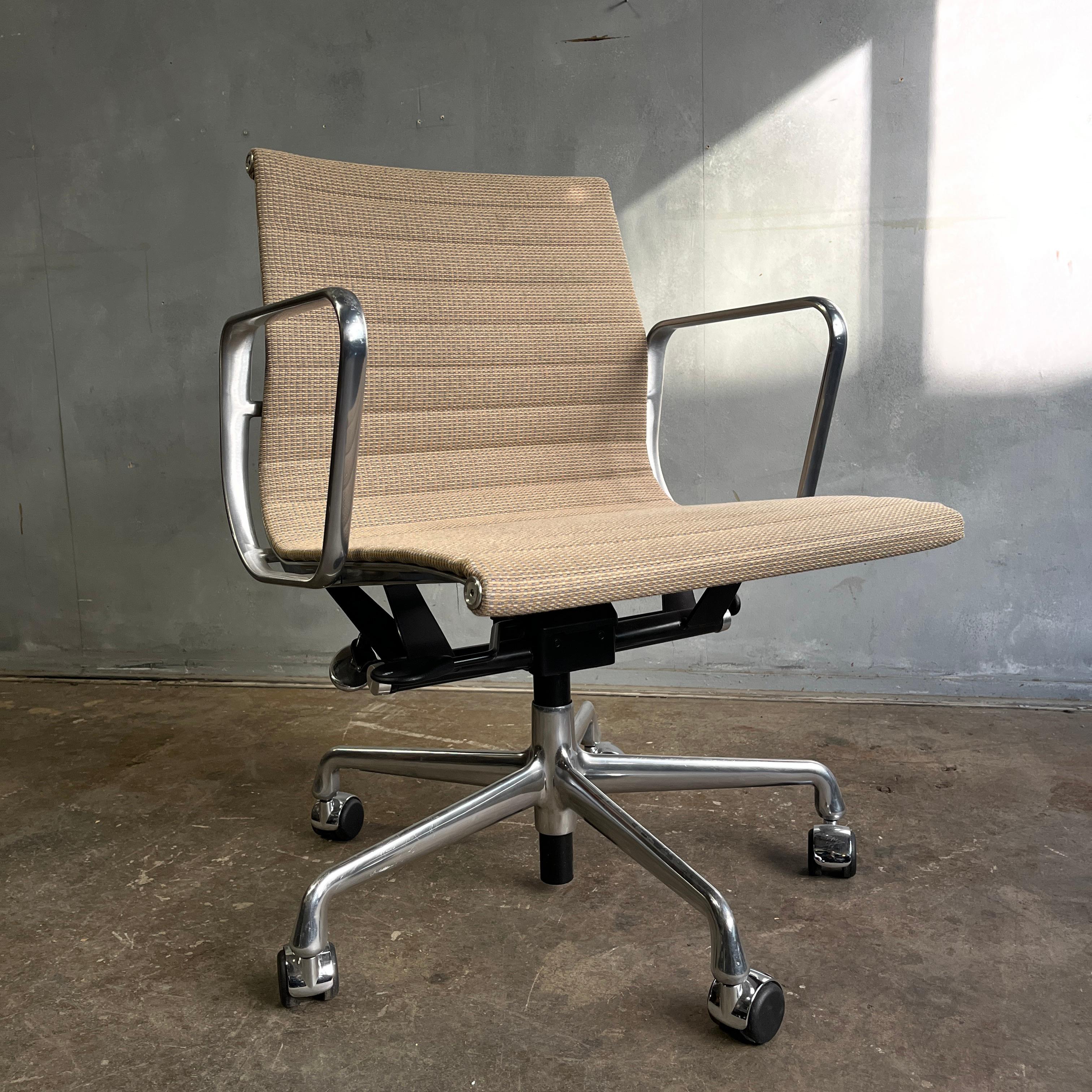 Midcentury Eames Aluminum Group Managment Chairs for Herman Miller For Sale 2
