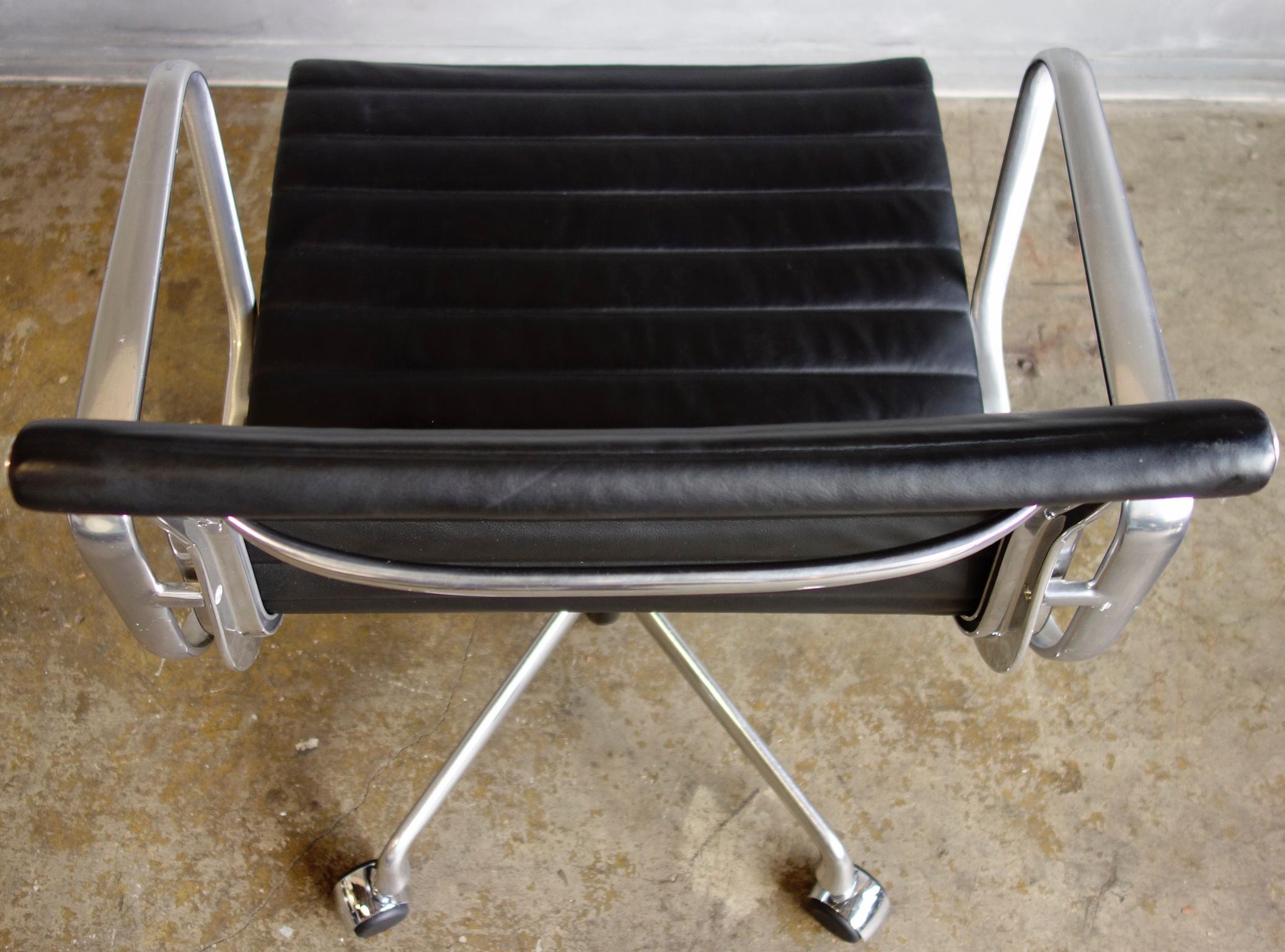 Midcentury Eames Aluminum Group Managment Chairs for Herman Miller 3