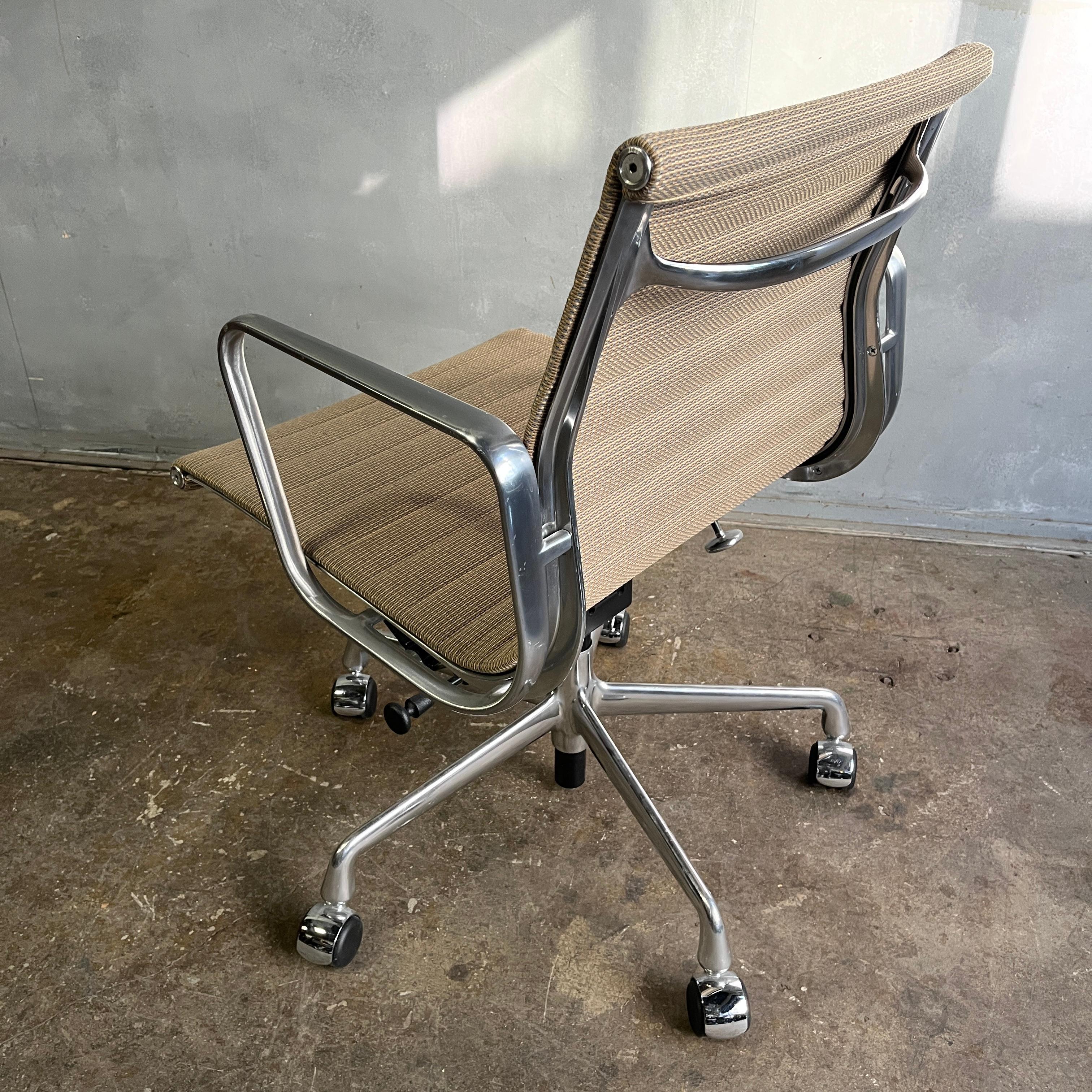 Midcentury Eames Aluminum Group Managment Chairs for Herman Miller For Sale 3