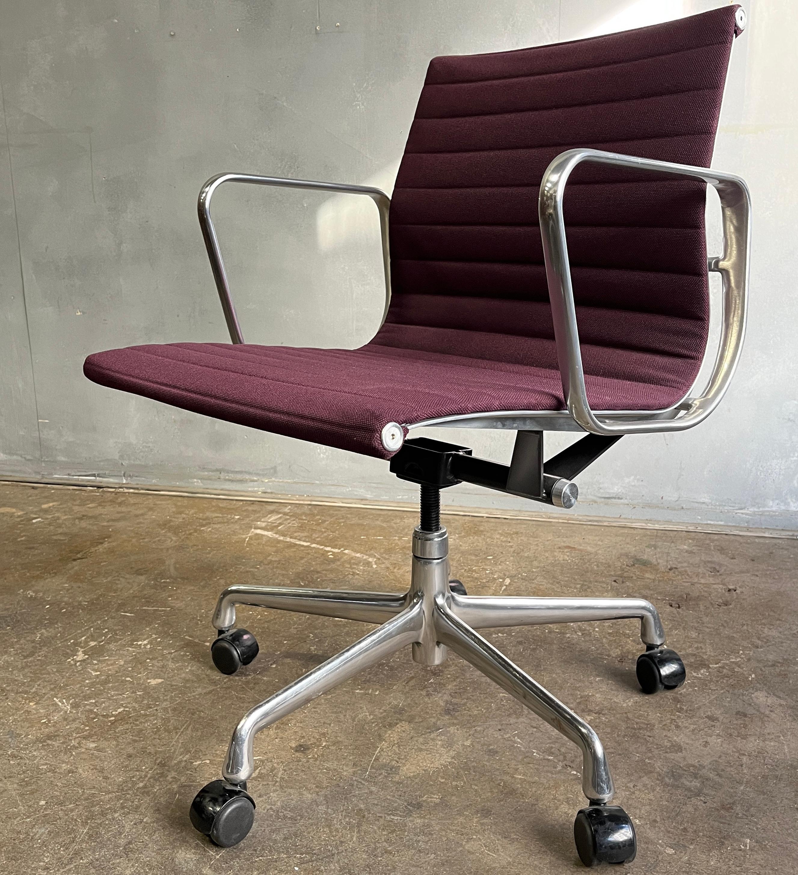 Midcentury Eames Aluminum Group Managment Chairs for Herman Miller (four) For Sale 2