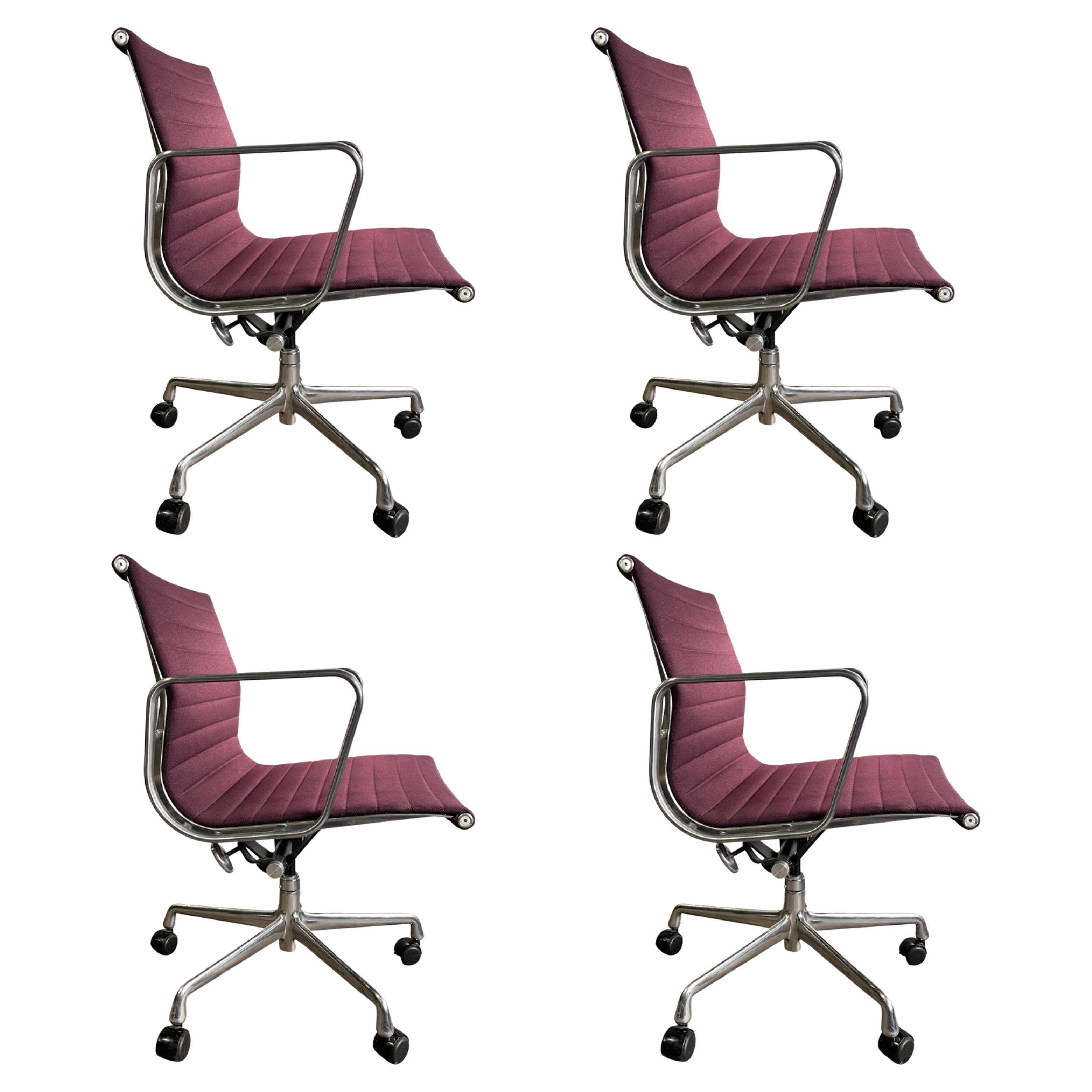 Midcentury Eames Aluminum Group Managment Chairs for Herman Miller (four) For Sale