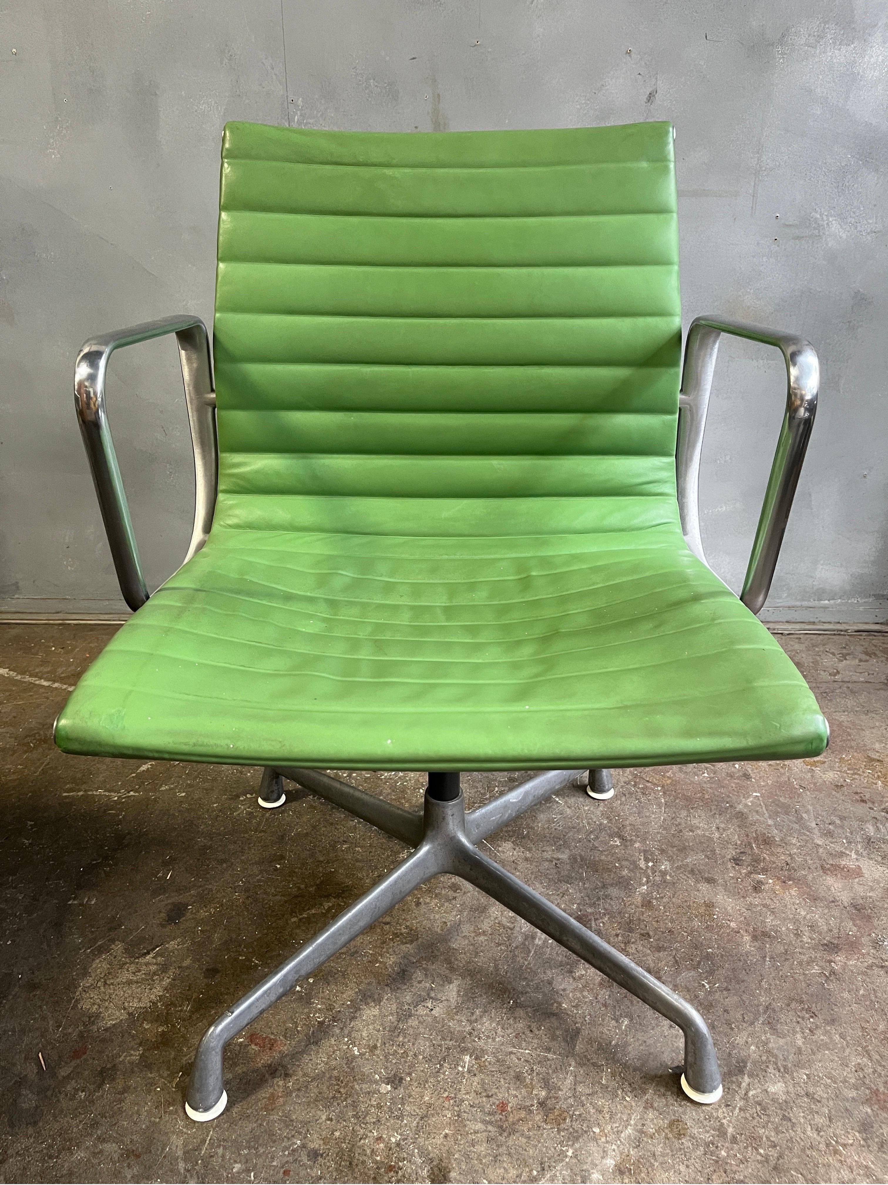 Midcentury Eames Aluminum Group Side Chair for Herman Miller in Green Leather In Good Condition In BROOKLYN, NY