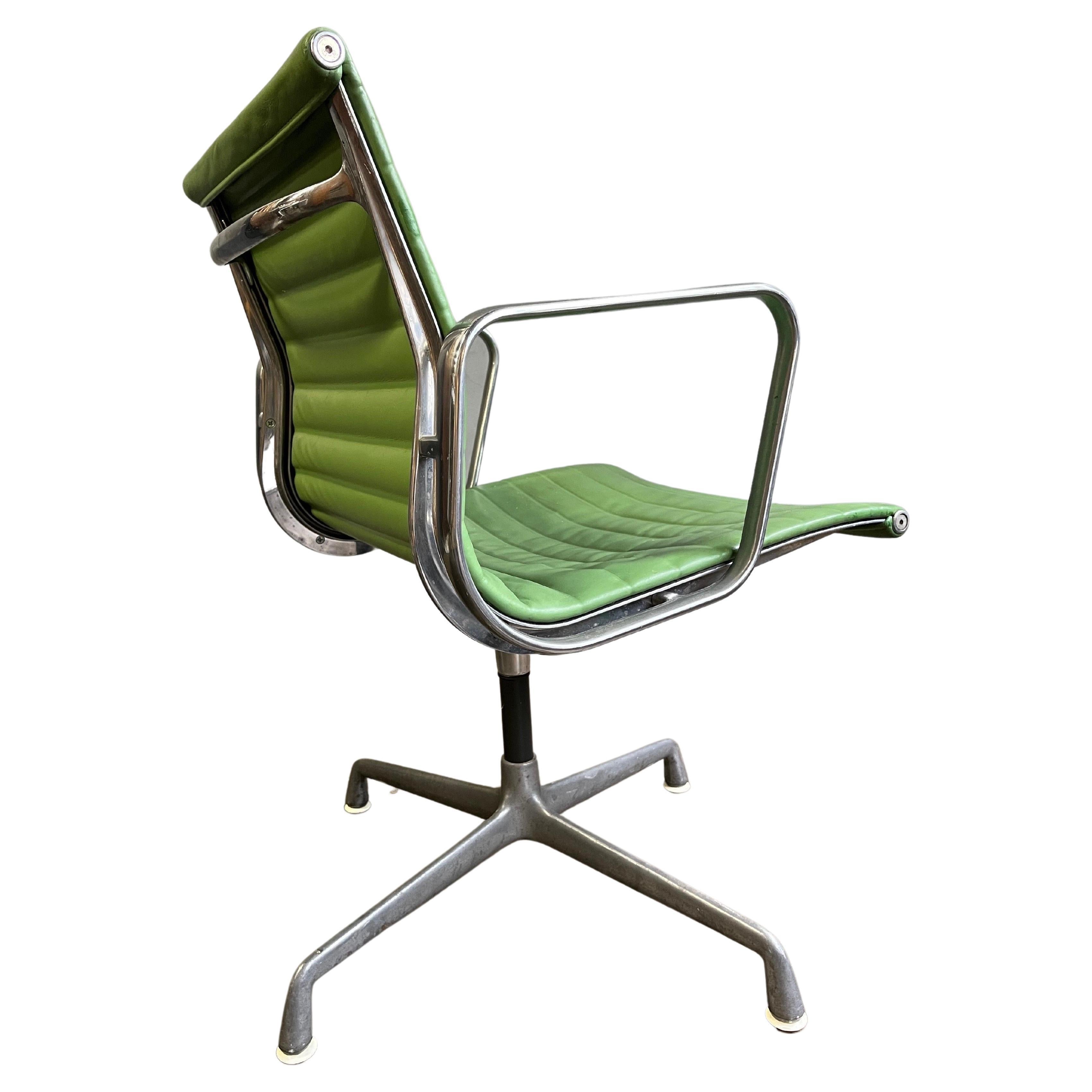 Chaise d'appoint de groupe Eames en aluminium du milieu du siècle dernier pour Herman Miller en cuir vert