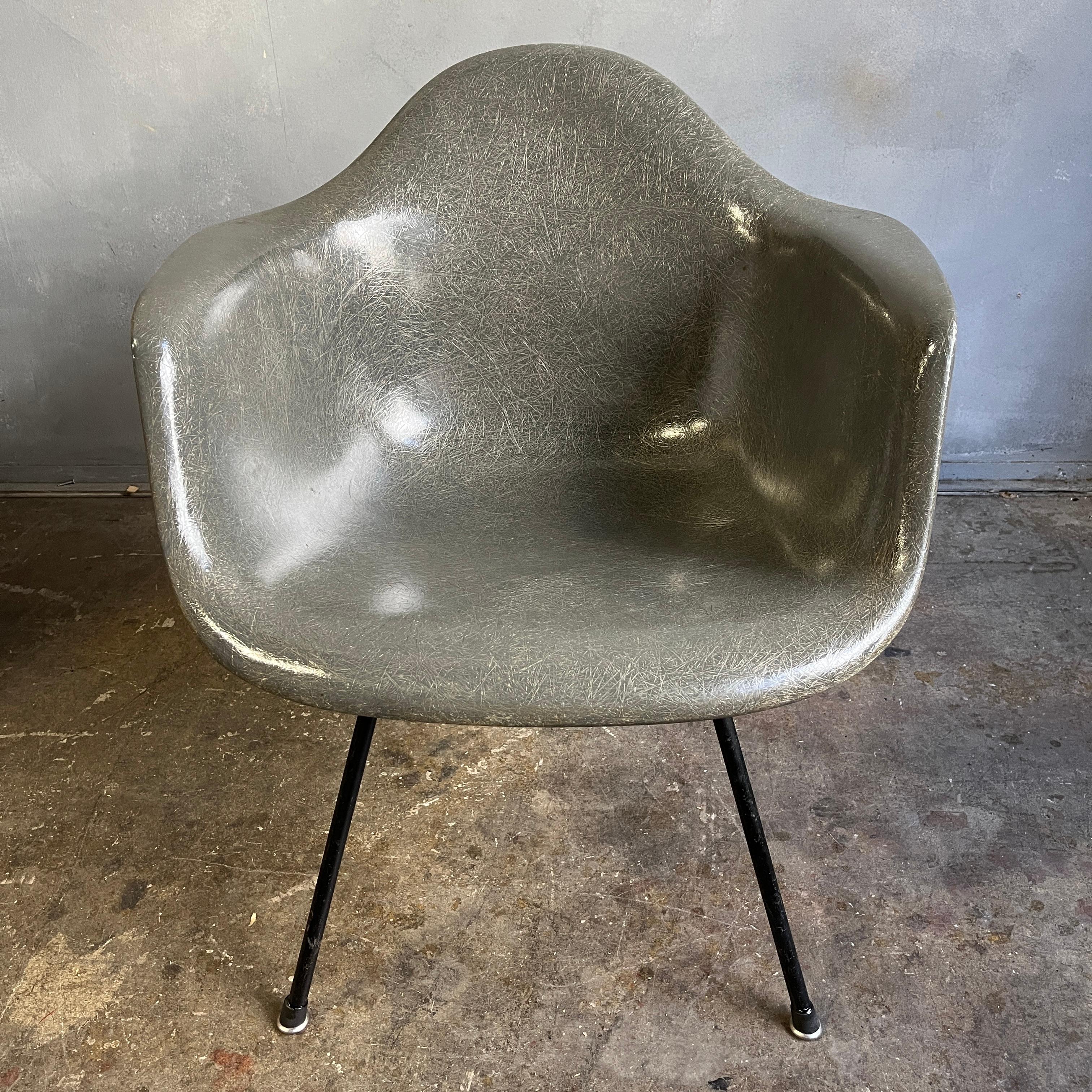 Midcentury Eames for Herman Miller Fiberglass Chair LAX on X Base For Sale 3