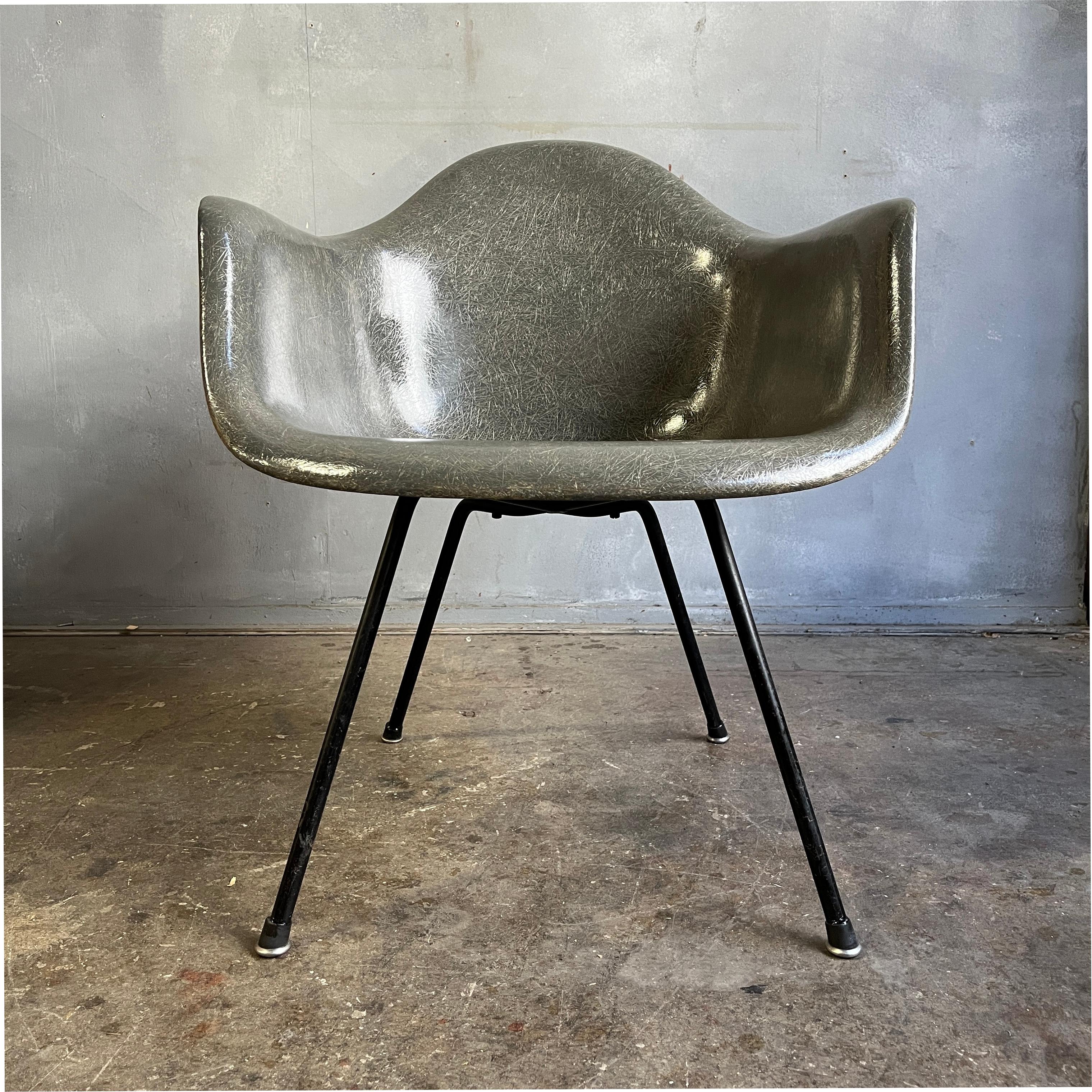 Eames fauteuil en fibre de verre du milieu du siècle dernier pour Herman Miller LAX sur base en X en vente 4