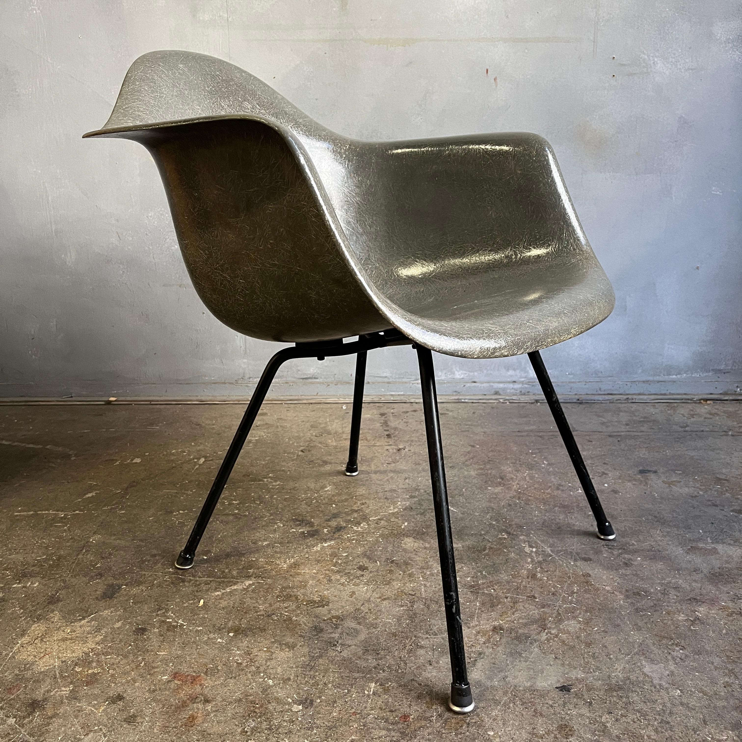 Eames fauteuil en fibre de verre du milieu du siècle dernier pour Herman Miller LAX sur base en X en vente 5