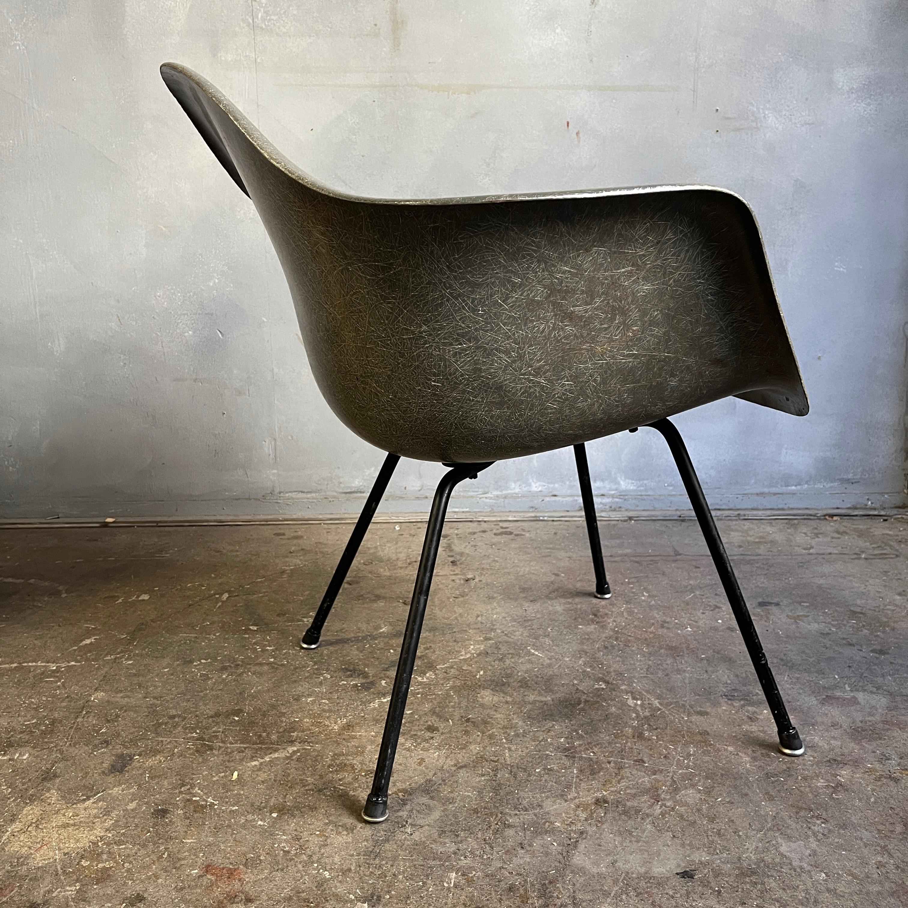 Eames fauteuil en fibre de verre du milieu du siècle dernier pour Herman Miller LAX sur base en X en vente 6