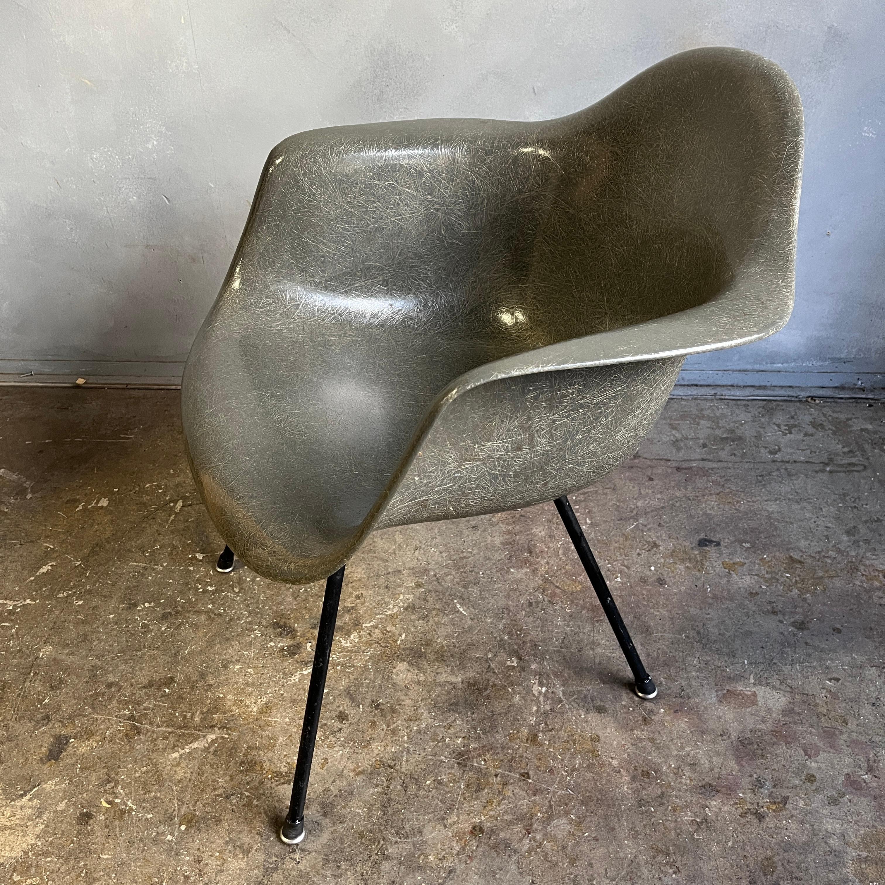 Midcentury Eames for Herman Miller Fiberglass Chair LAX on X Base For Sale 9