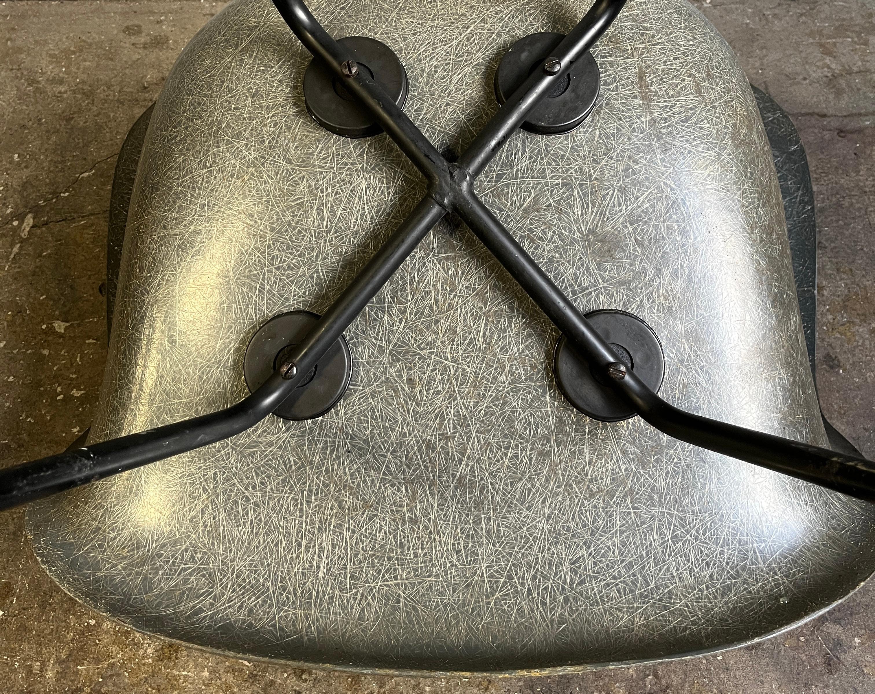 Fiberglasstuhl LAX auf X-Sockel, Eames für Herman Miller, Mitte des Jahrhunderts im Angebot 10