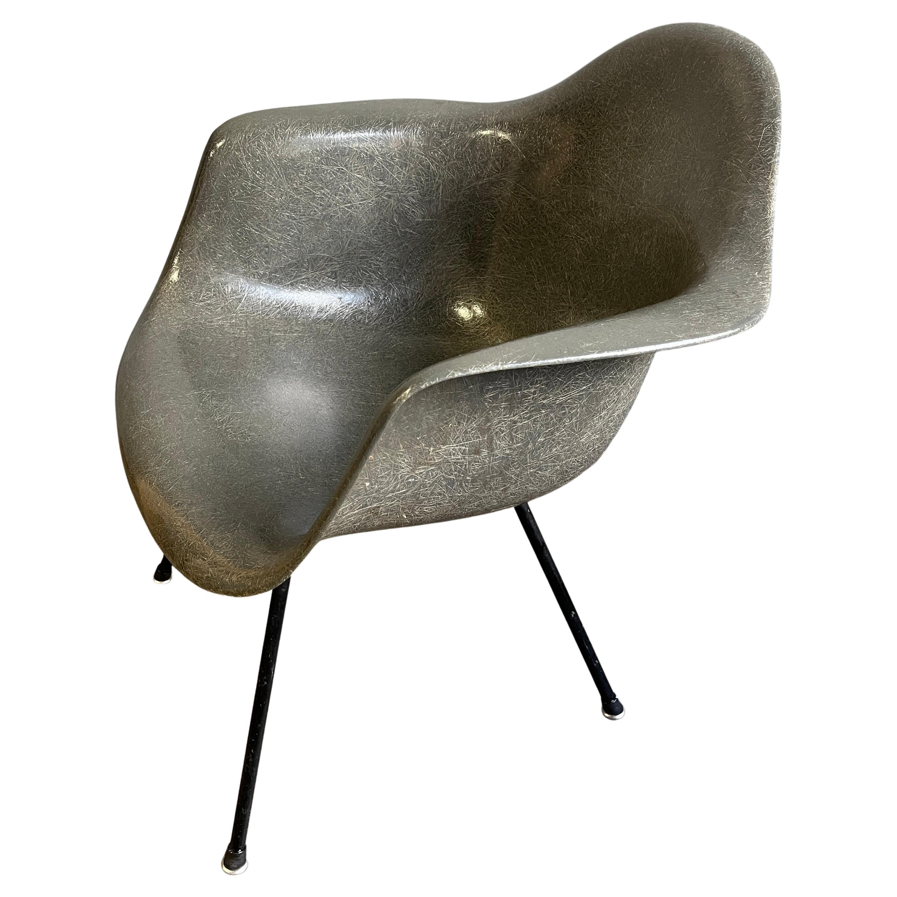 Eames fauteuil en fibre de verre du milieu du siècle dernier pour Herman Miller LAX sur base en X Bon état - En vente à BROOKLYN, NY