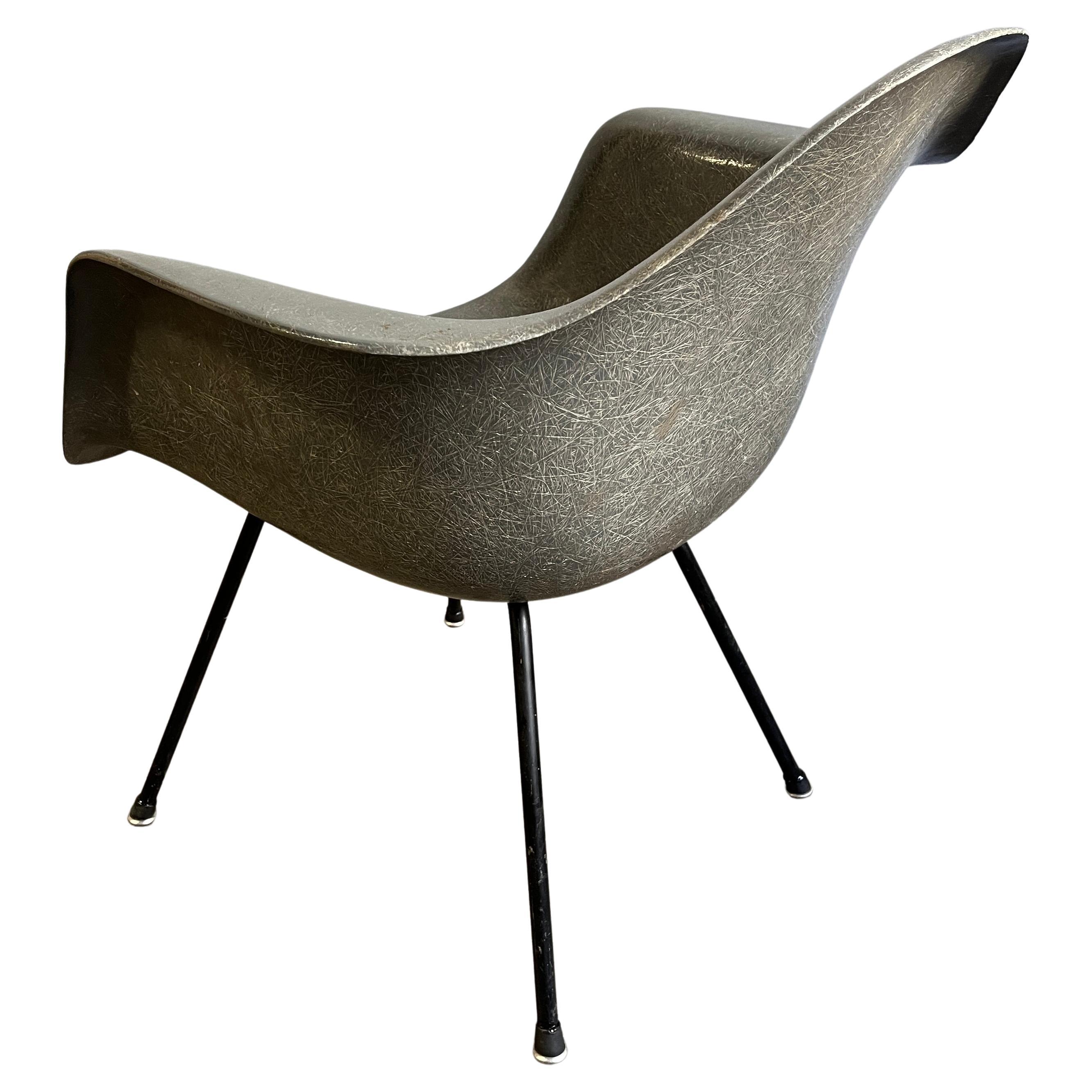 20ième siècle Eames fauteuil en fibre de verre du milieu du siècle dernier pour Herman Miller LAX sur base en X en vente