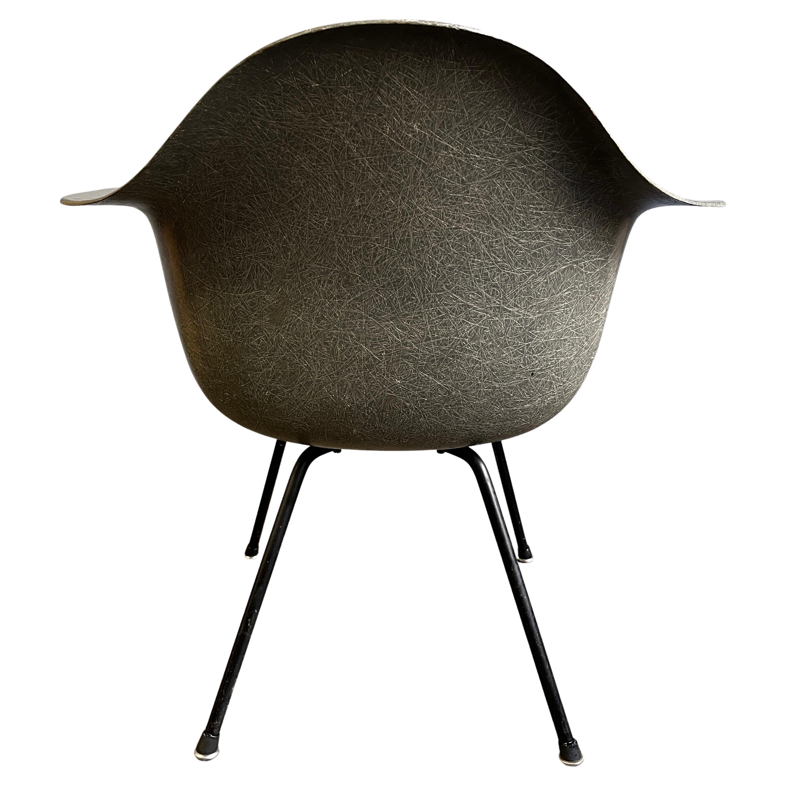 Fiberglasstuhl LAX auf X-Sockel, Eames für Herman Miller, Mitte des Jahrhunderts (Eisen) im Angebot