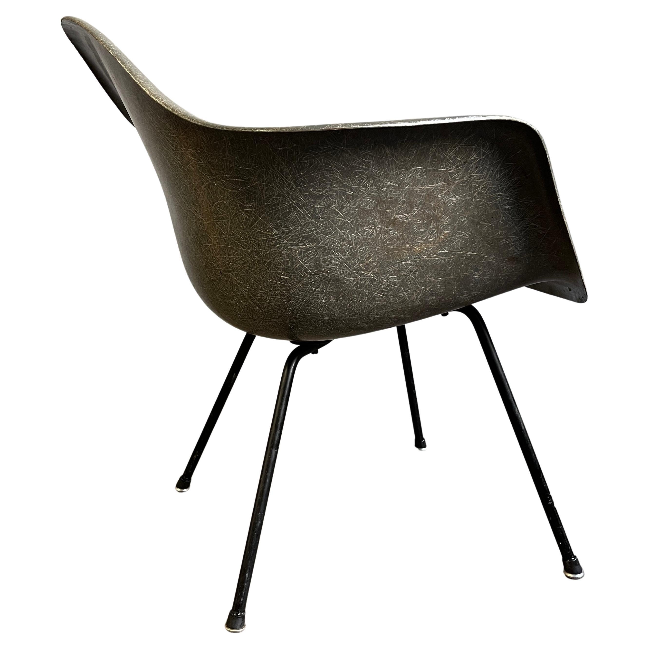 Fiberglasstuhl LAX auf X-Sockel, Eames für Herman Miller, Mitte des Jahrhunderts im Angebot 1