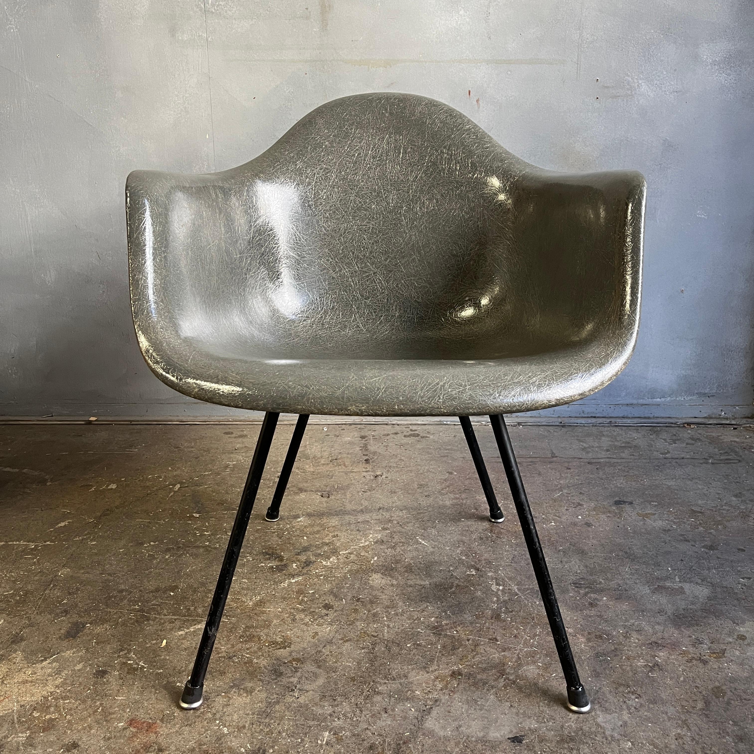 Midcentury Eames for Herman Miller Fiberglass Chair LAX on X Base For Sale 2