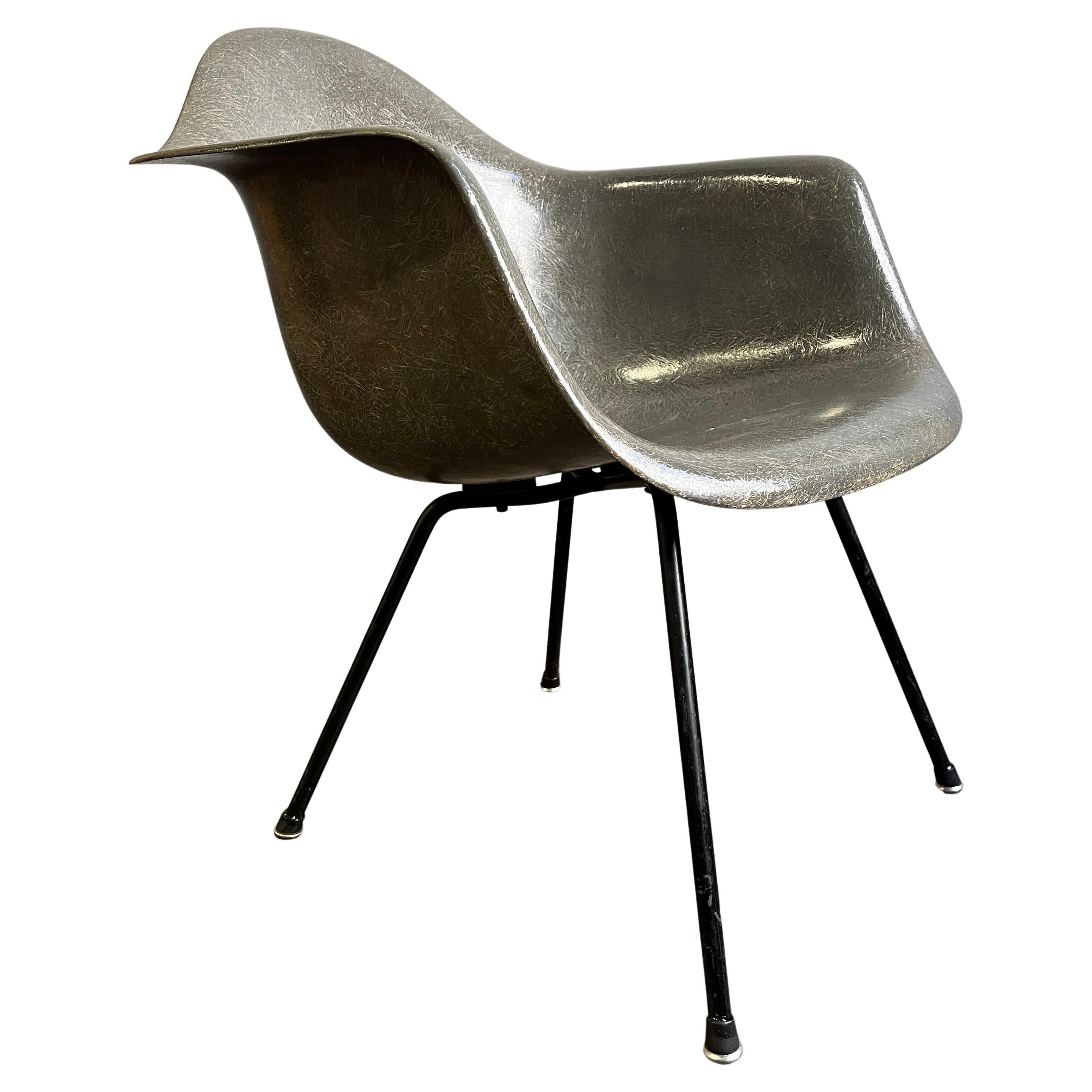 Fiberglasstuhl LAX auf X-Sockel, Eames für Herman Miller, Mitte des Jahrhunderts