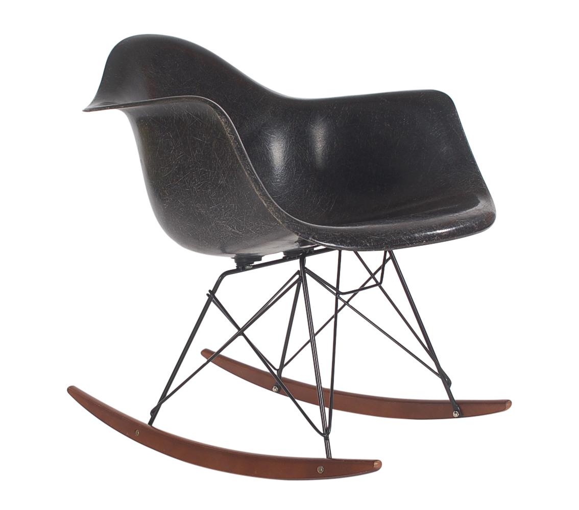 Midcentury Eames for Herman Miller Fiberglass Rocking Lounge Chair in Black In Good Condition In Philadelphia, PA