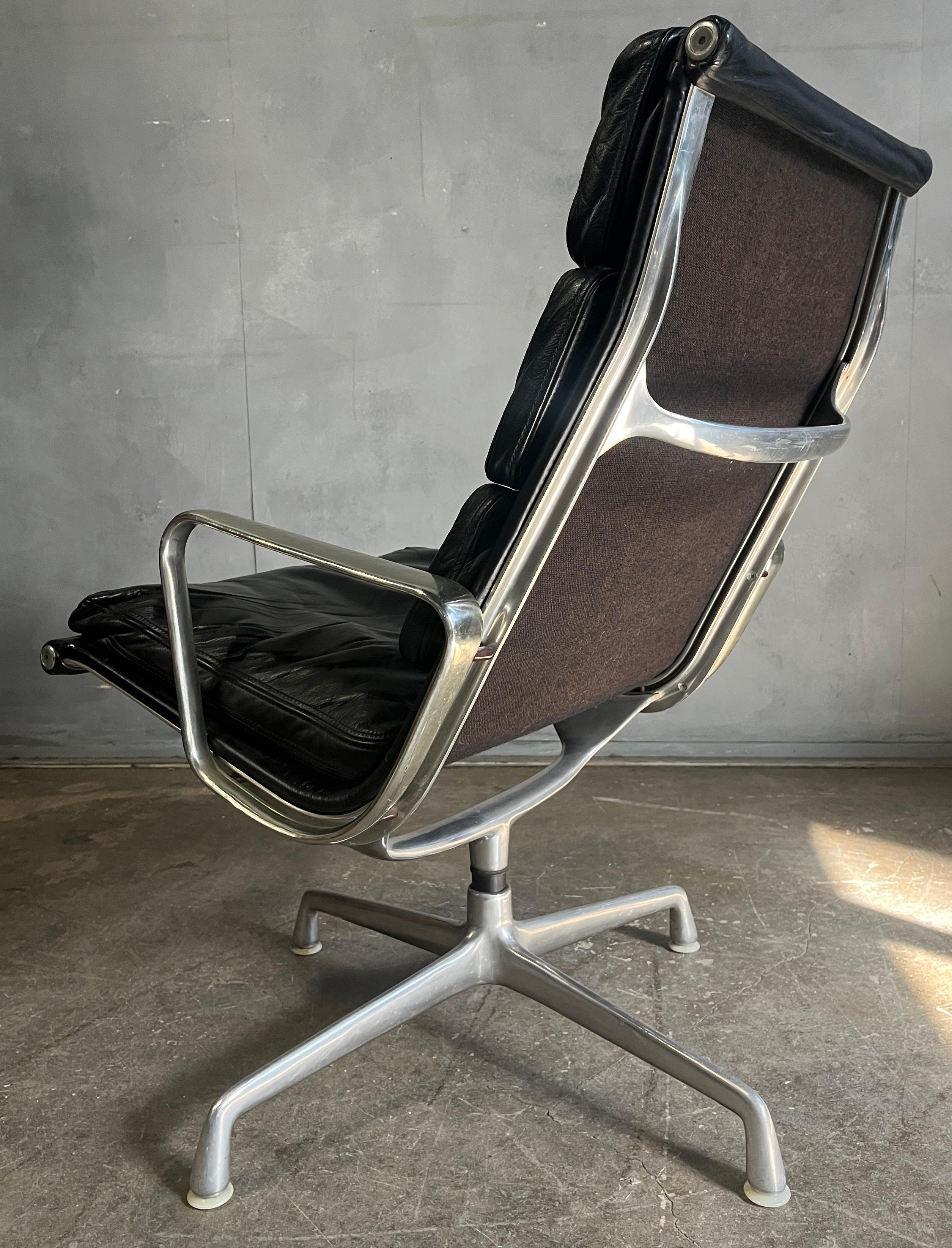 Mid-Century Modern Fauteuil de salon Eames pour Herman Miller Soft Pad du milieu du siècle dernier