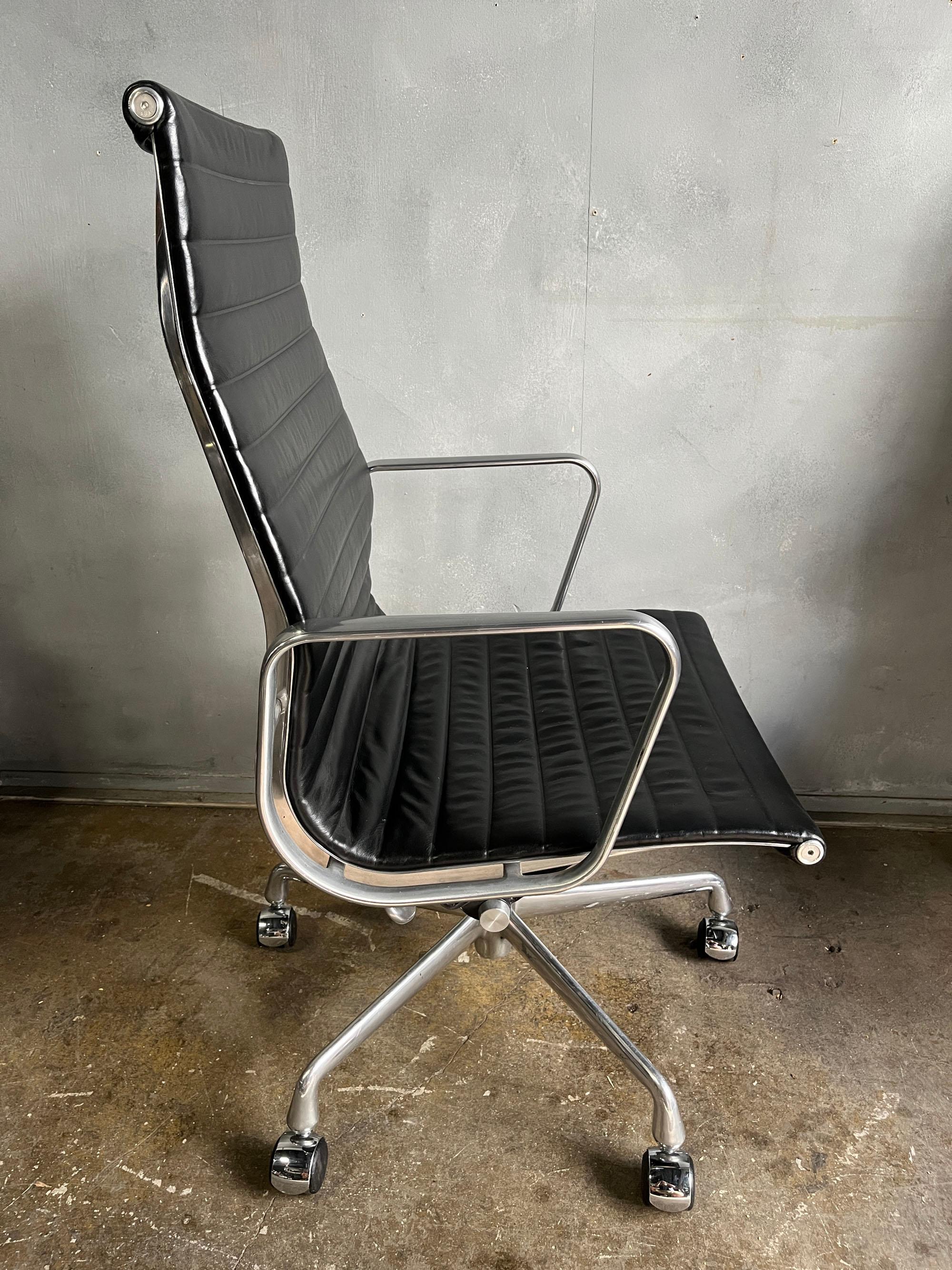 Américain Eames fauteuils de groupe à haut dossier en aluminium du milieu du siècle dernier pour Herman Miller en vente