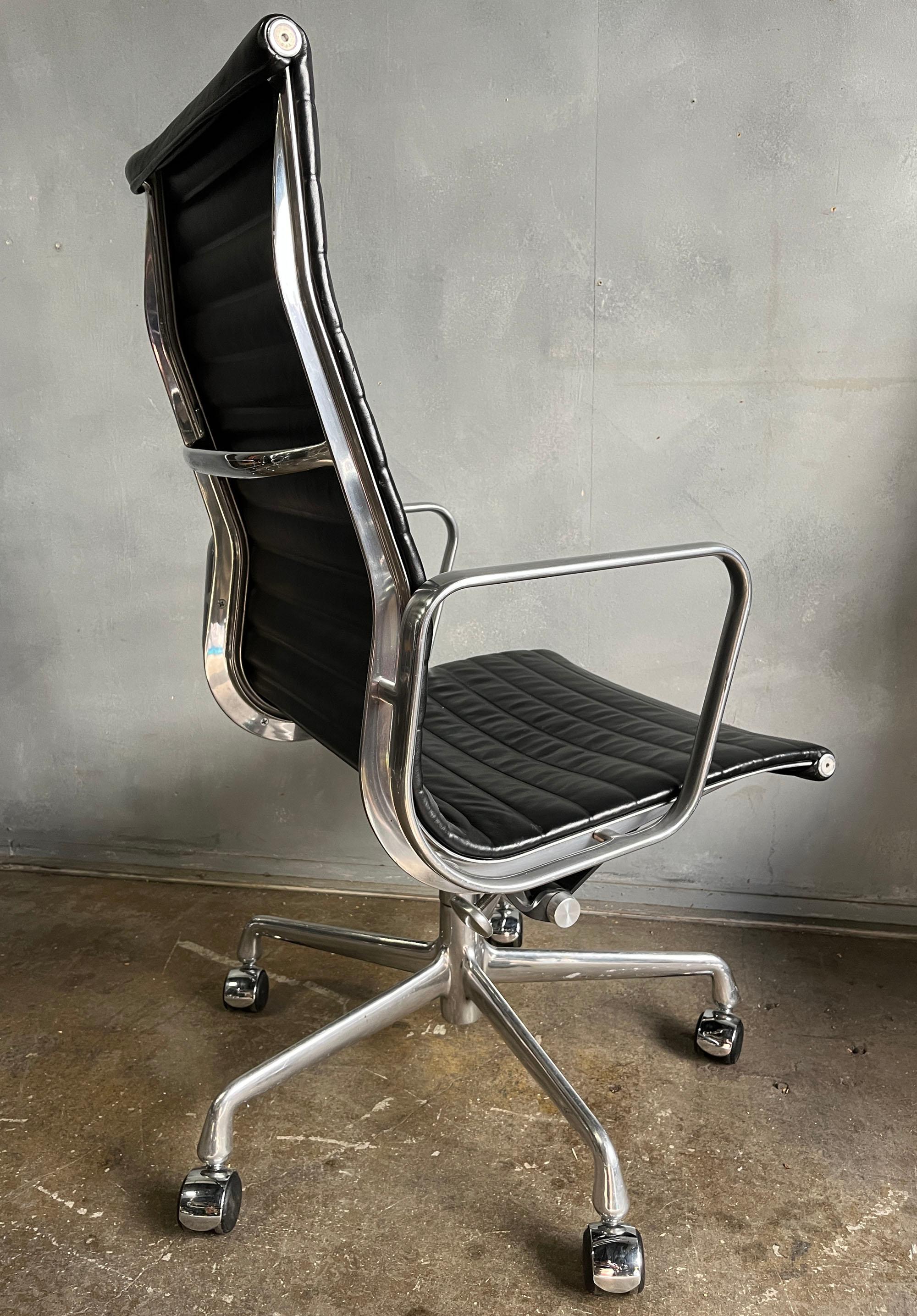 Eames fauteuils de groupe à haut dossier en aluminium du milieu du siècle dernier pour Herman Miller Bon état - En vente à BROOKLYN, NY