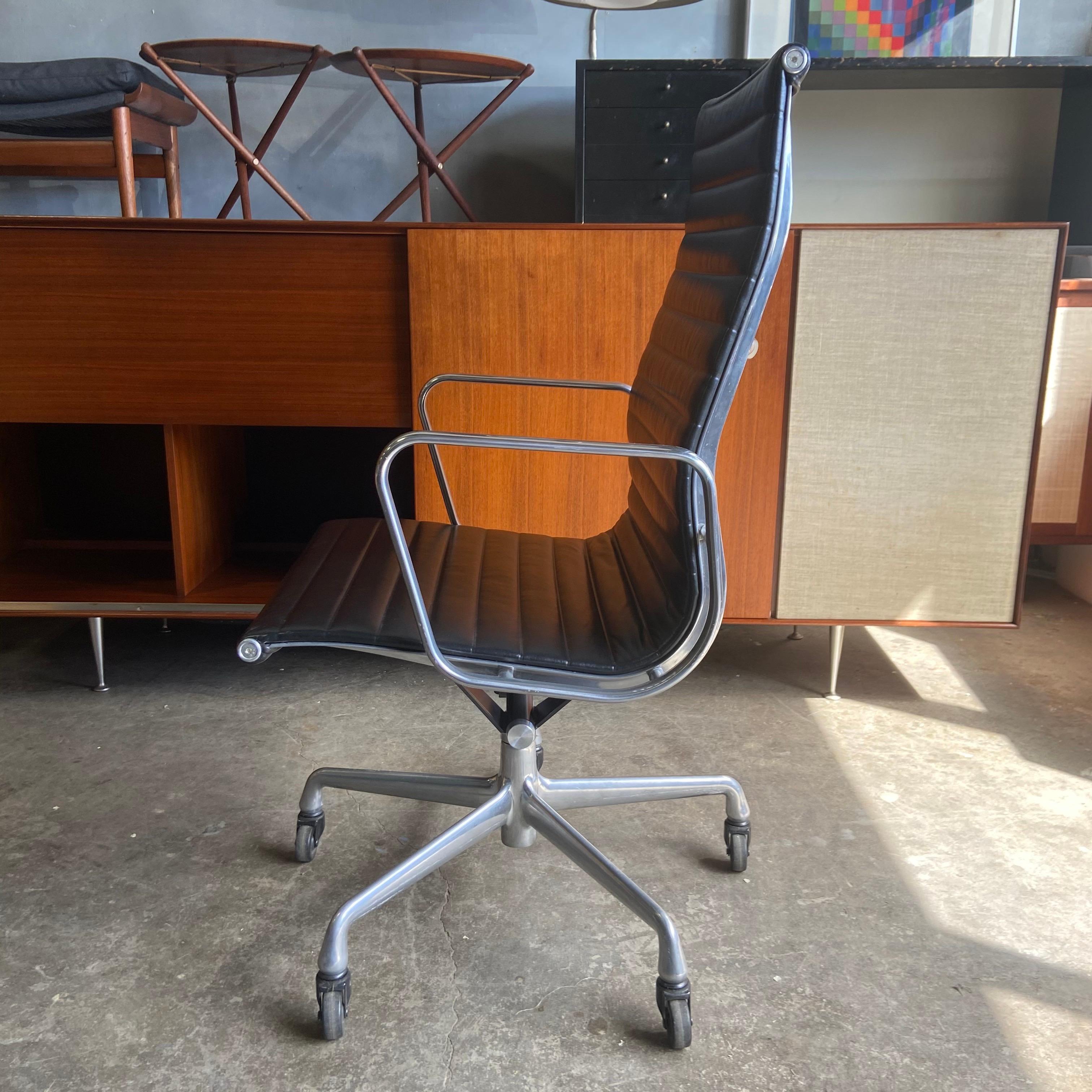 Midcentury Eames for Herman Miller Mid-Century High Back Aluminum Group Chairs In Good Condition In BROOKLYN, NY