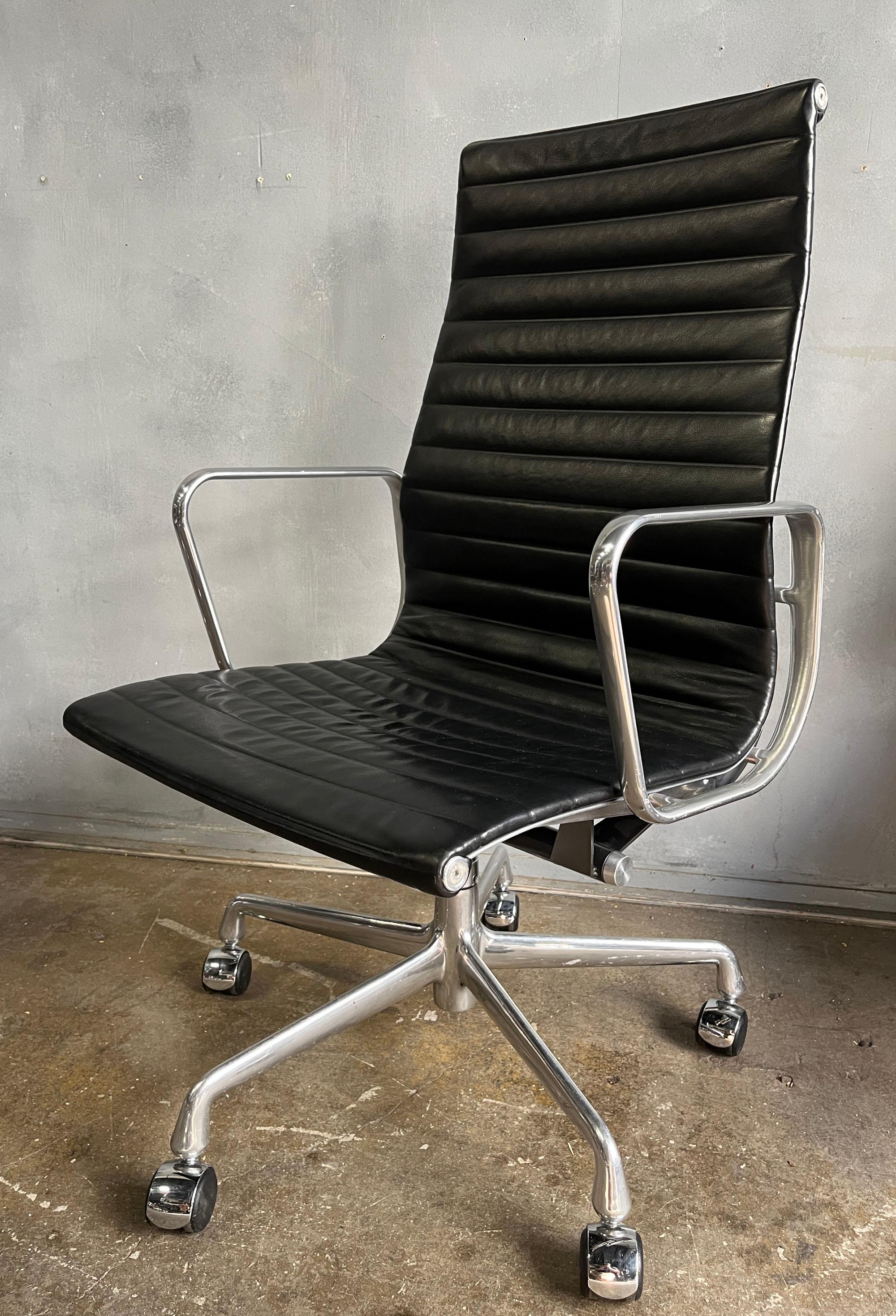 Eames fauteuils de groupe à haut dossier en aluminium du milieu du siècle dernier pour Herman Miller en vente 1