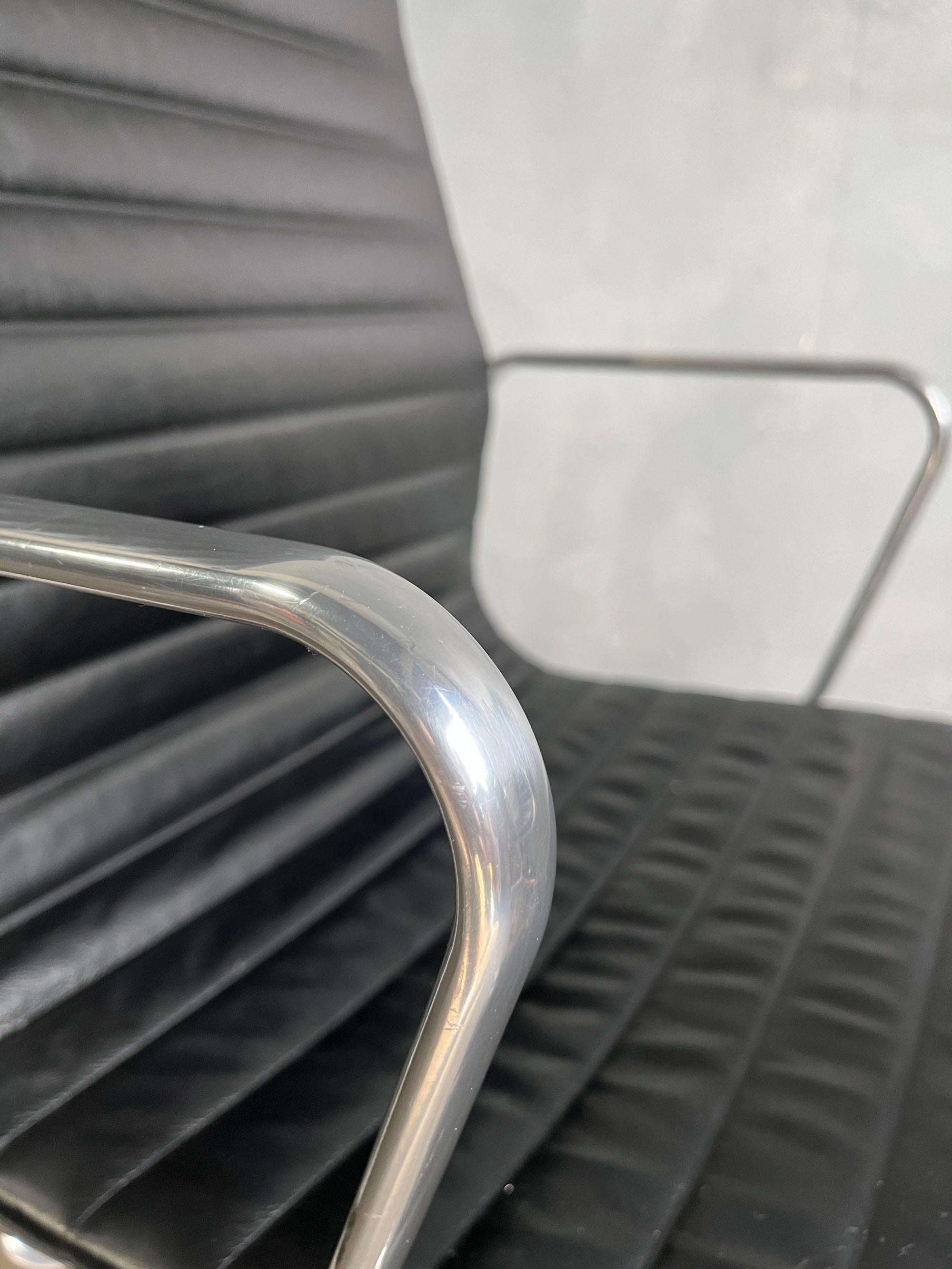 Eames fauteuils de groupe à haut dossier en aluminium du milieu du siècle dernier pour Herman Miller en vente 2